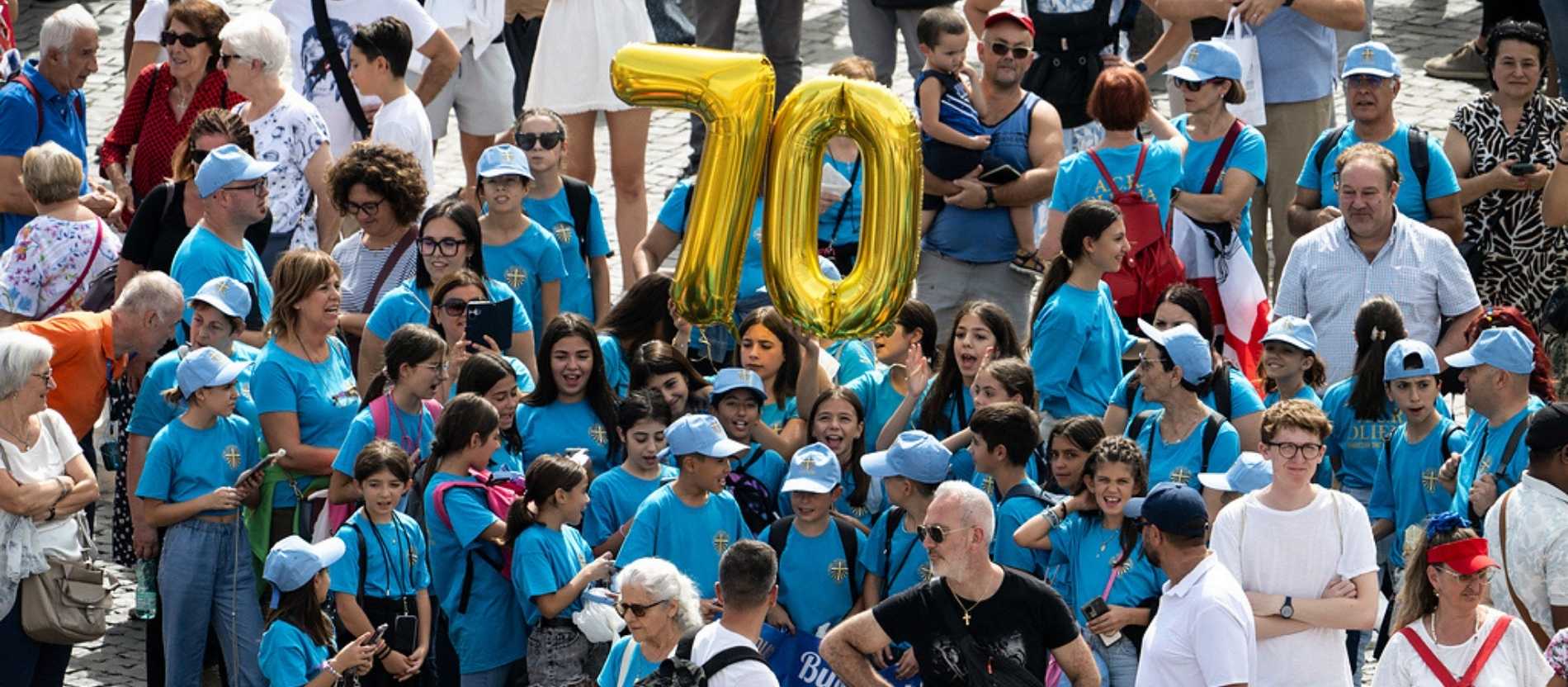Eine Pilgergruppe hat zum 70. Geburtstag des Papstes Luftballons zum Mittagsgebet mitgebracht. 