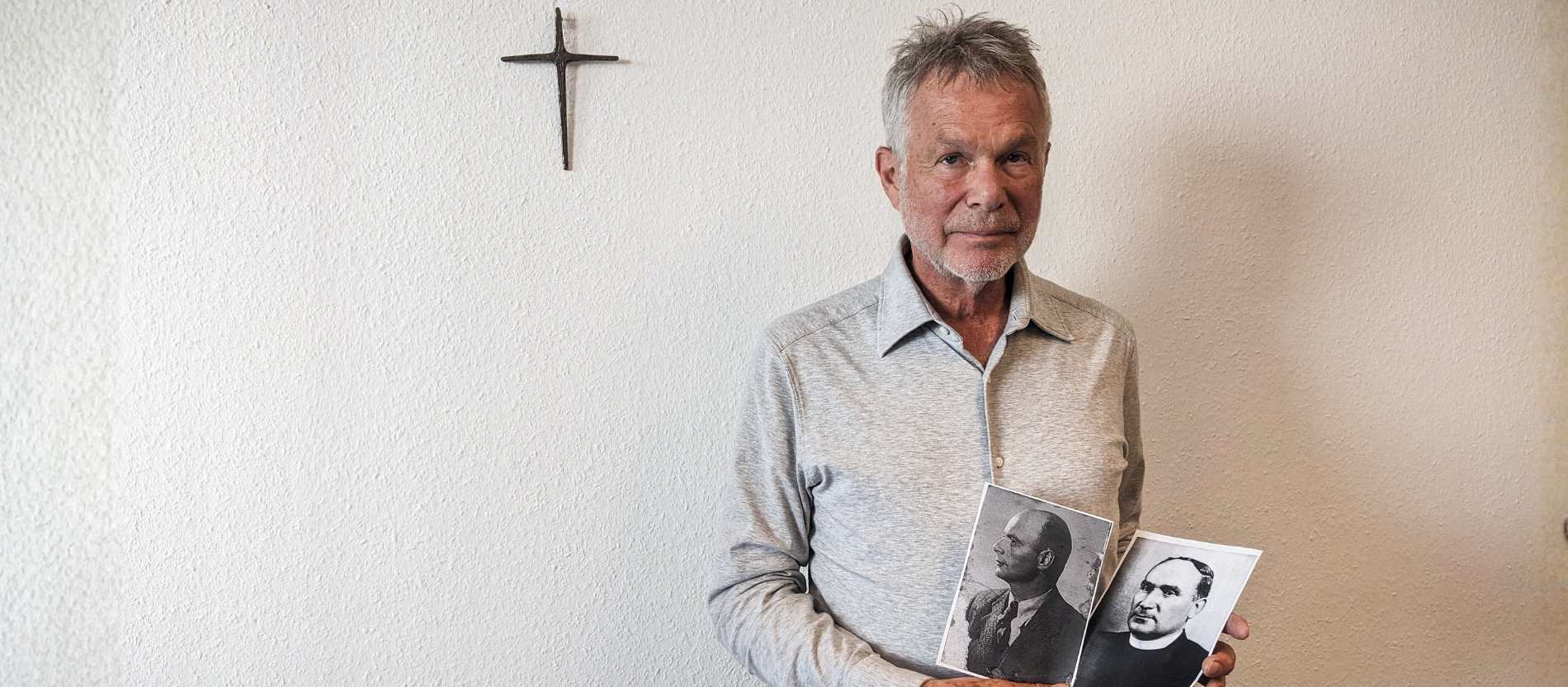 Michael Abraham mit Fotos von seinem jüdischen Onkel und Pater Max Größer