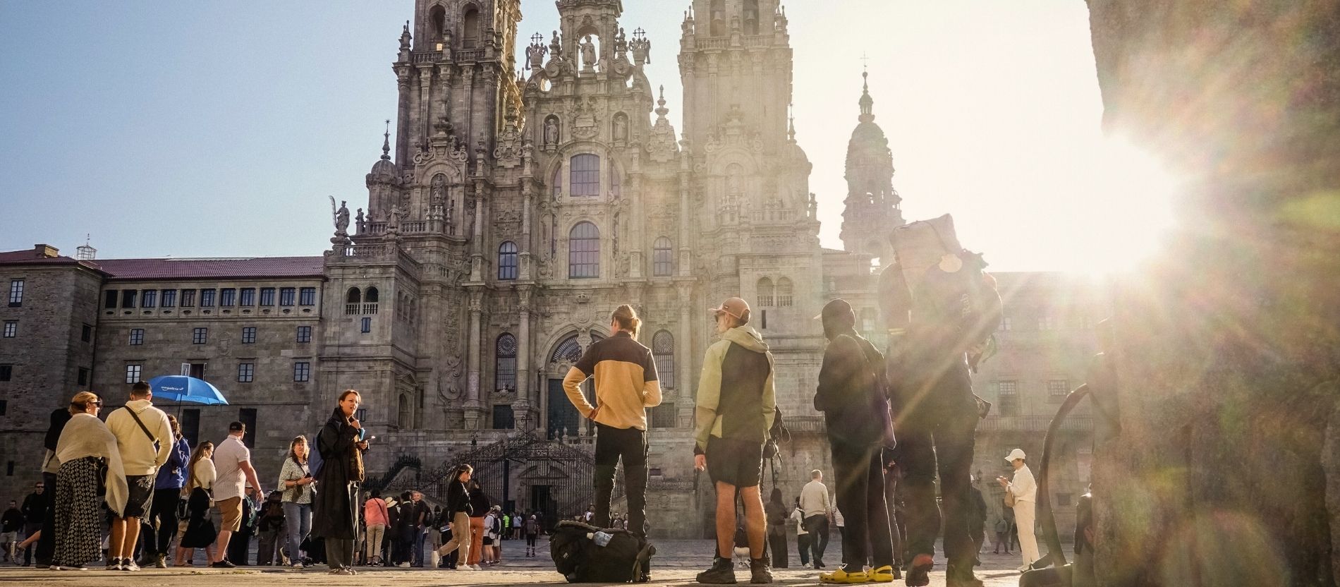 Menschen stehen vor der Kathedrale in Santiago de Compostela