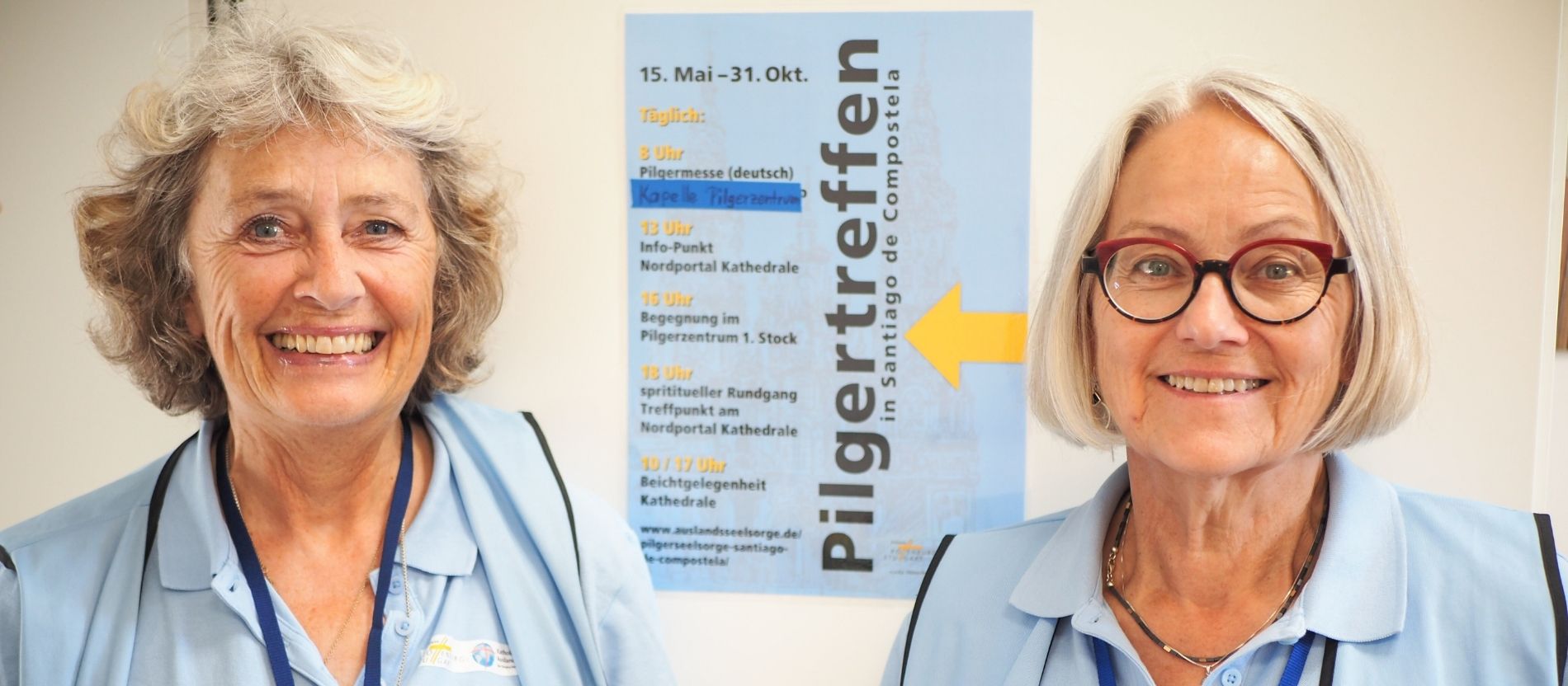 Zwei Pilgerseelsorgerinnen vor einer Wand im Pilgerzentrum in Santiago de Compostela