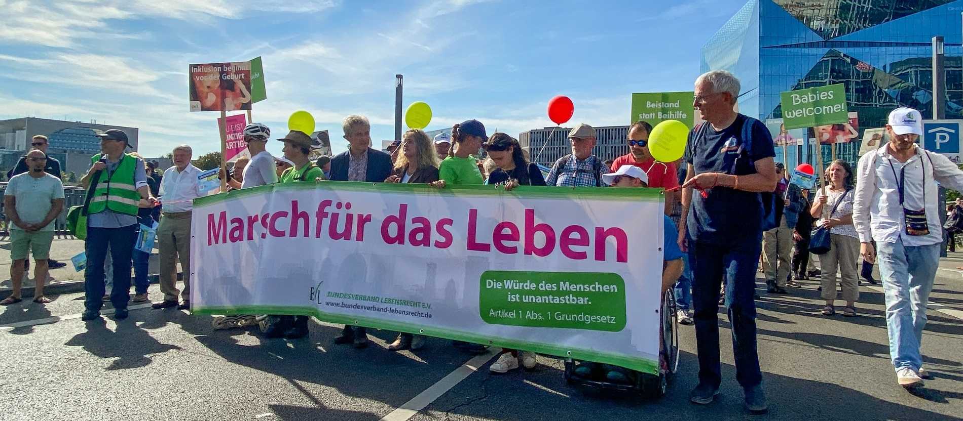 Teilnehmer mit Transparenten beim Marsch für das Leben