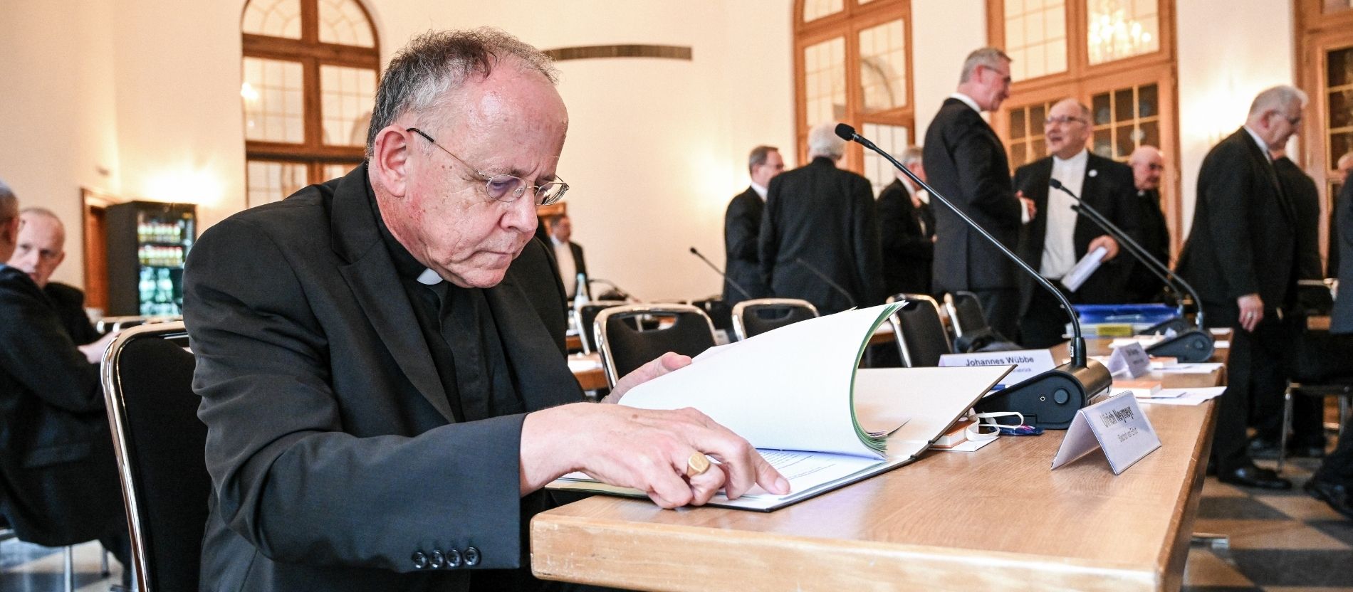 Ulrich Neymeyr, Bischof von Erfurt, im Sitzungssaal beim Auftakt der Herbstvollversammlung der Deutschen Bischofskonferenz