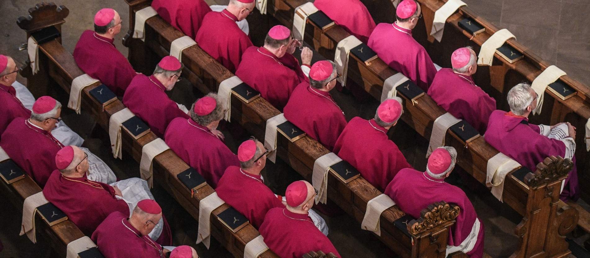 Bischöfe sitzen bei einem Gottesdienst im Fuldaer Dom in Reihen