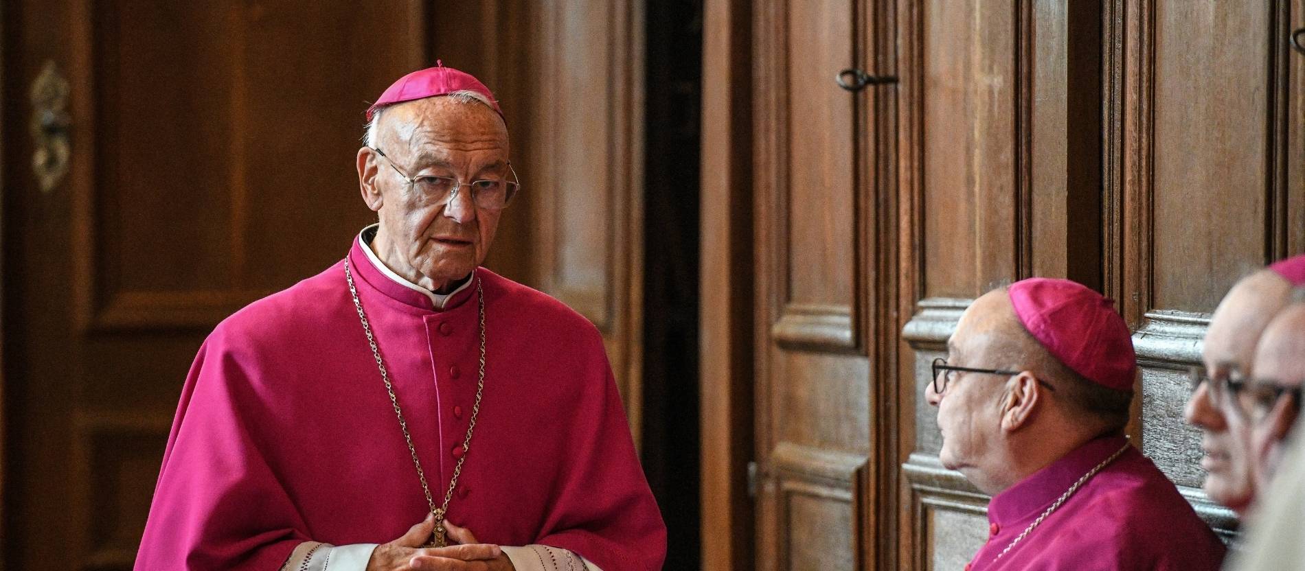 Bischof Heinz Josef Algermissen im Gespräch vor einem Gottesdienst