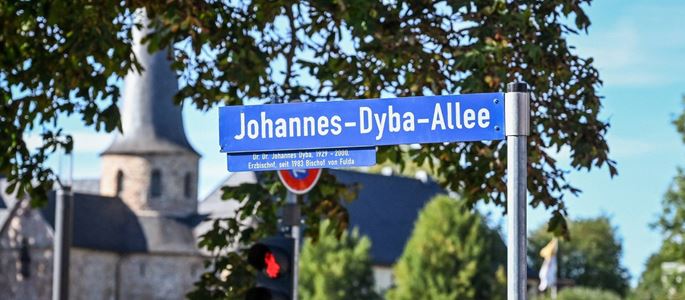 Nach Missbrauchsbericht: Wird die Fuldaer Dyba-Allee umbenannt?