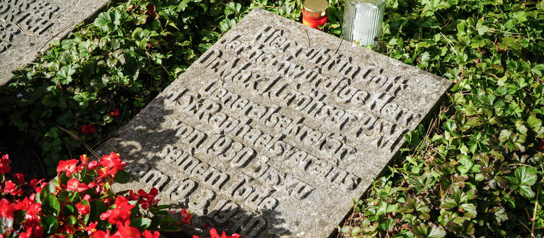 Grab von Pater Max Größer auf dem Ohlsdorfer Friedhof in Hamburg