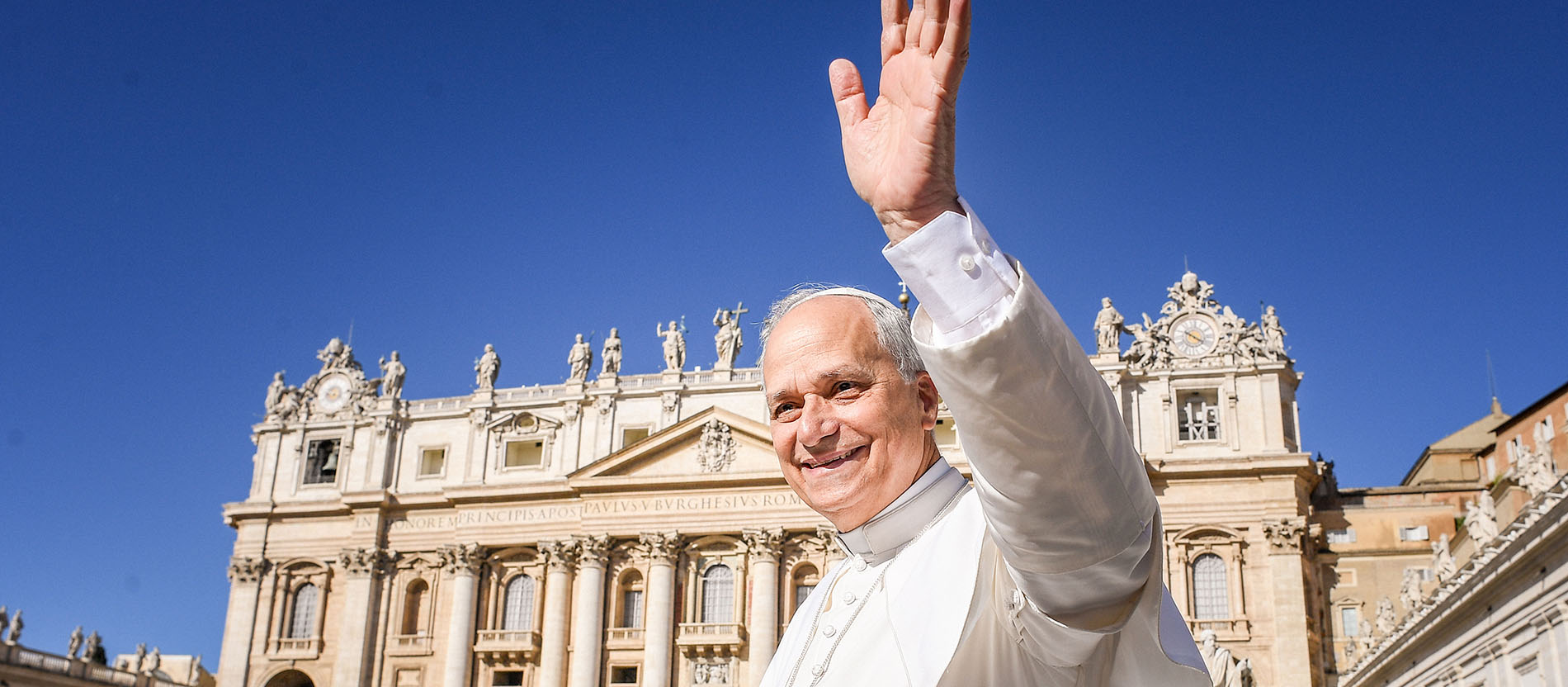 Papst Leo XIV. winkt lächelnd im September 2025 auf dem Petersplatz im Vatikan.