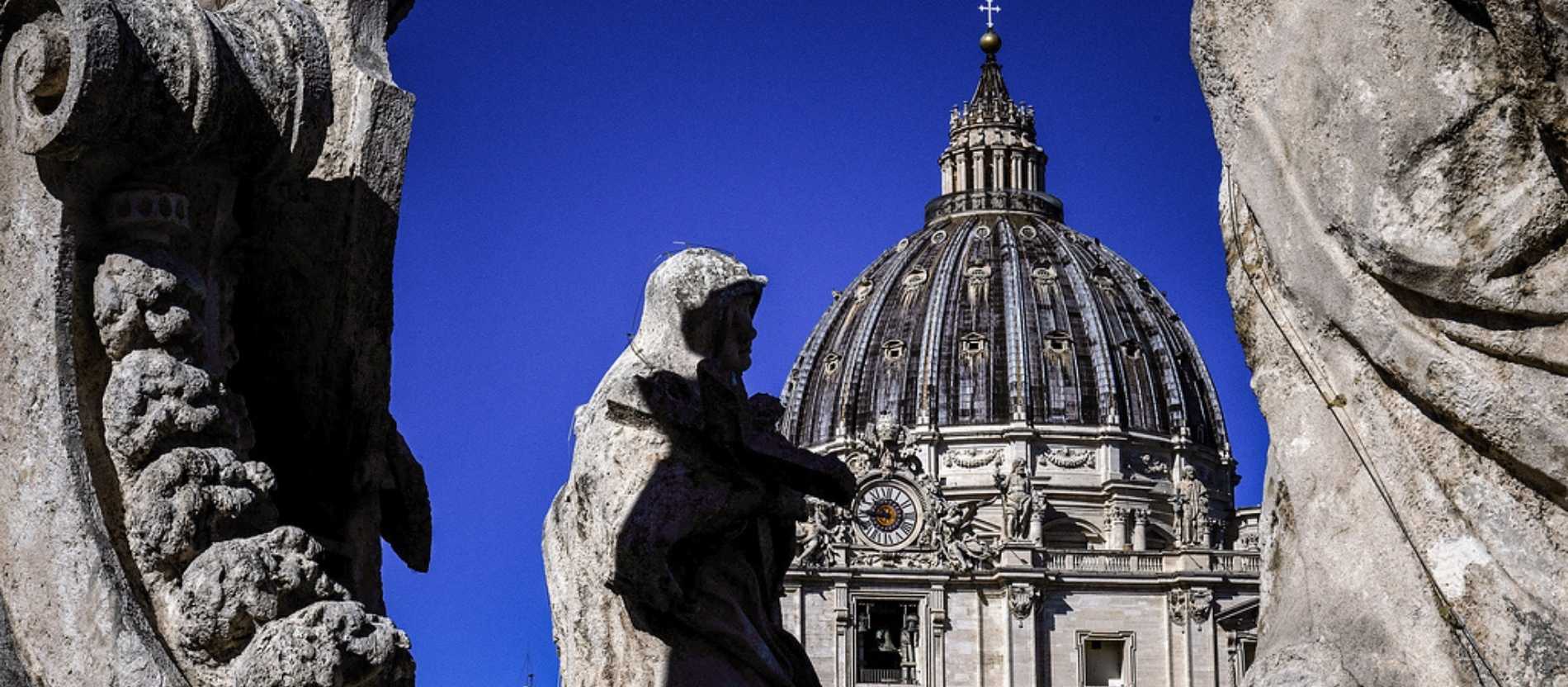 Statuen und Kuppel des Petersdoms 