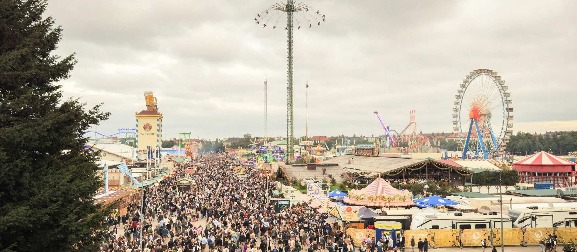 Blick über die Theresienwiese beim Oktoberfest in München.