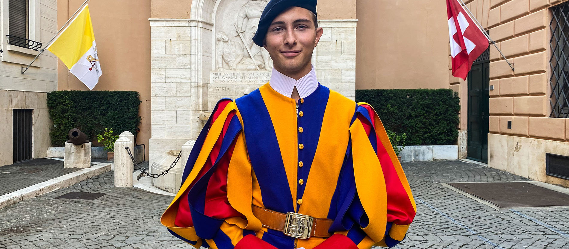 Schweizergardist Jan im Hof der Kaserne der Schweizergarde im Vatikan.