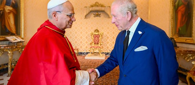 Neue Titel für Papst und König – Leo XIV. und Charles III. nun Brüder