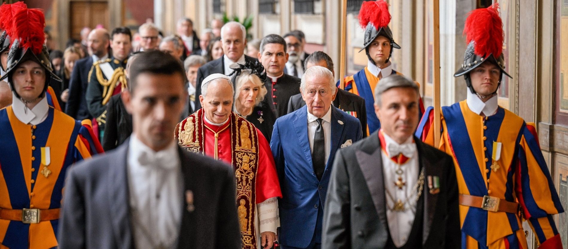 Papst Leo XIV., König Charles III. und Königin Camilla verlassen die Sixtinische Kapelle