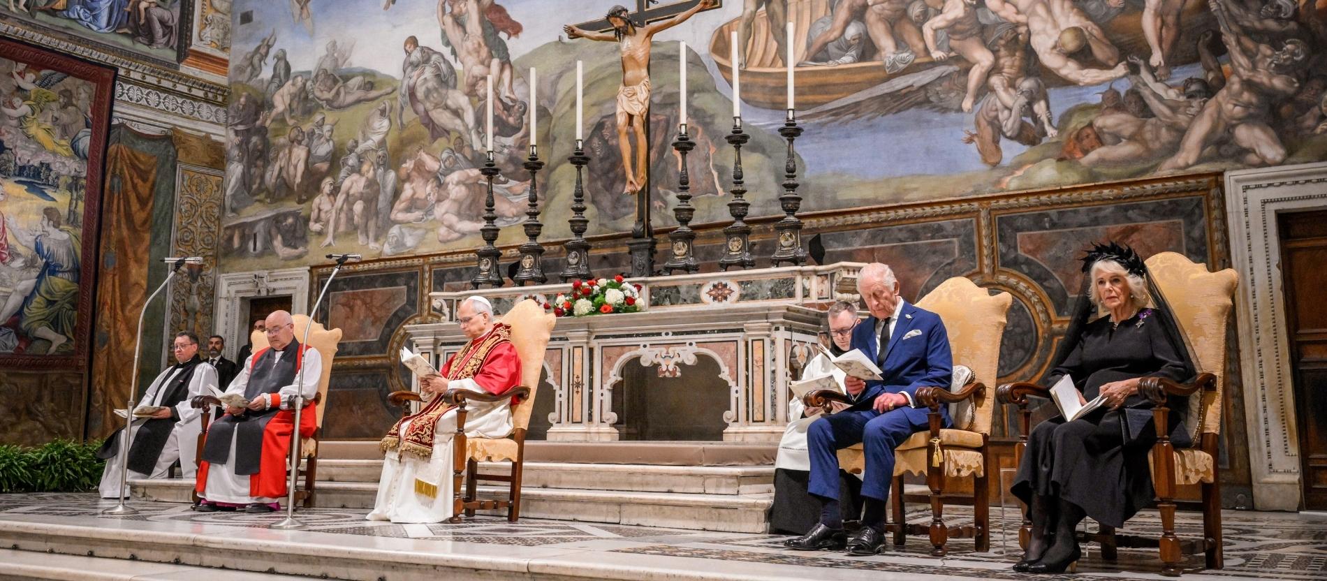 Papst Leo, König Charles III. und Königin Camilla bei einer Andacht in der Sixtinischen Kapelle