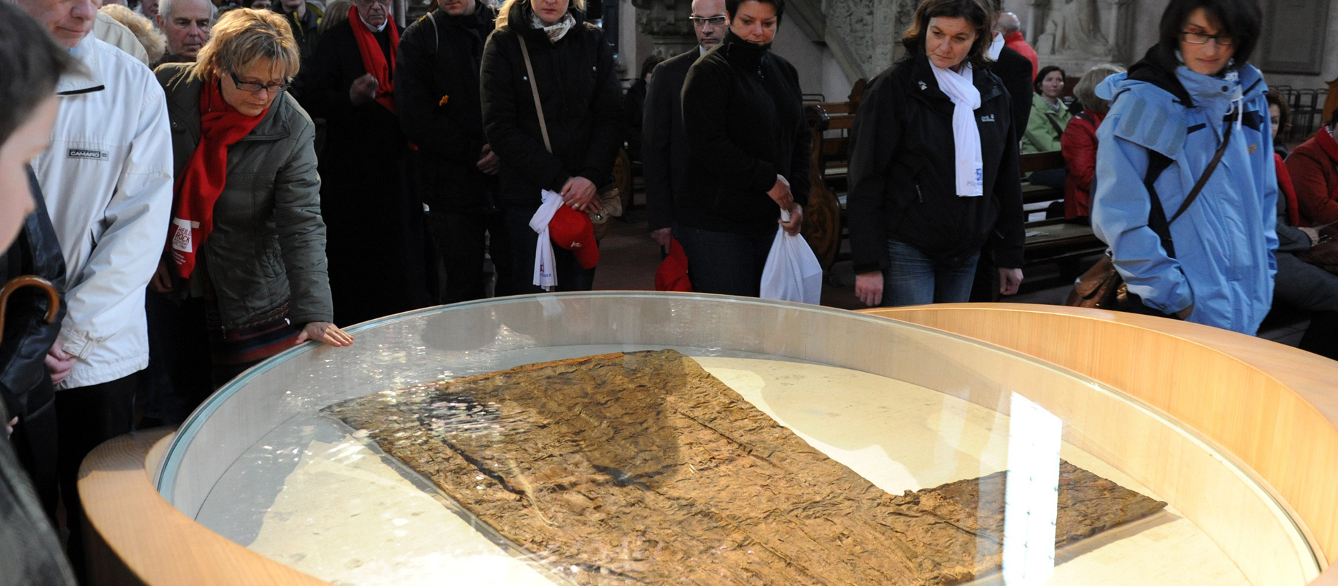 Pilger stehen vor dem Heiligen Rock im Trierer Dom.