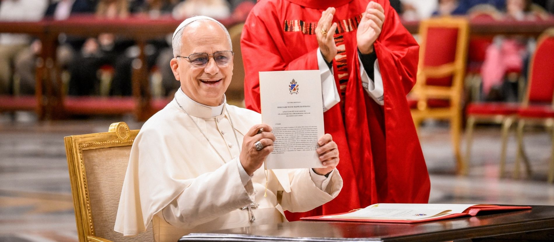 Papst Leo XIV. hält ein Apostolisches Schreiben in den Händen
