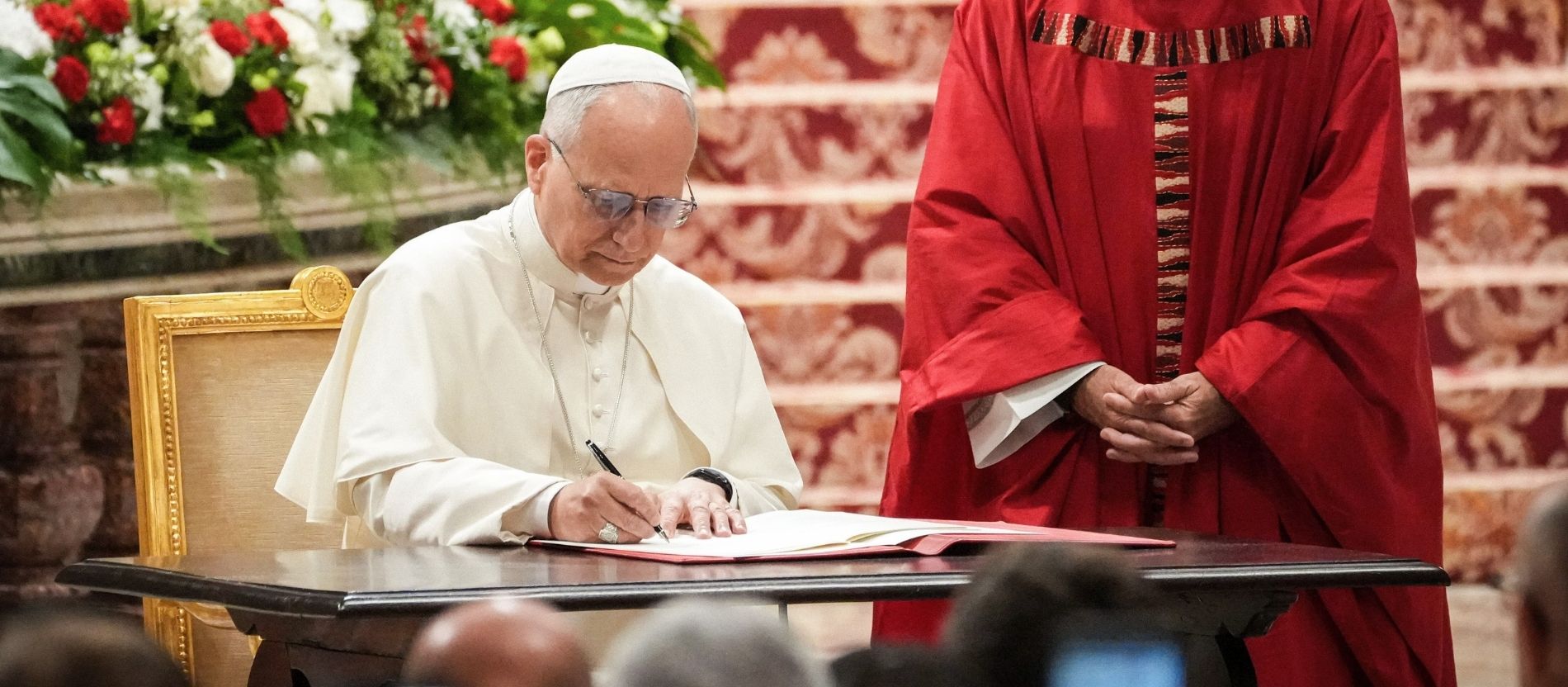 Papst Leo XIV. unterzeichnet ein Apostolisches Schreiben