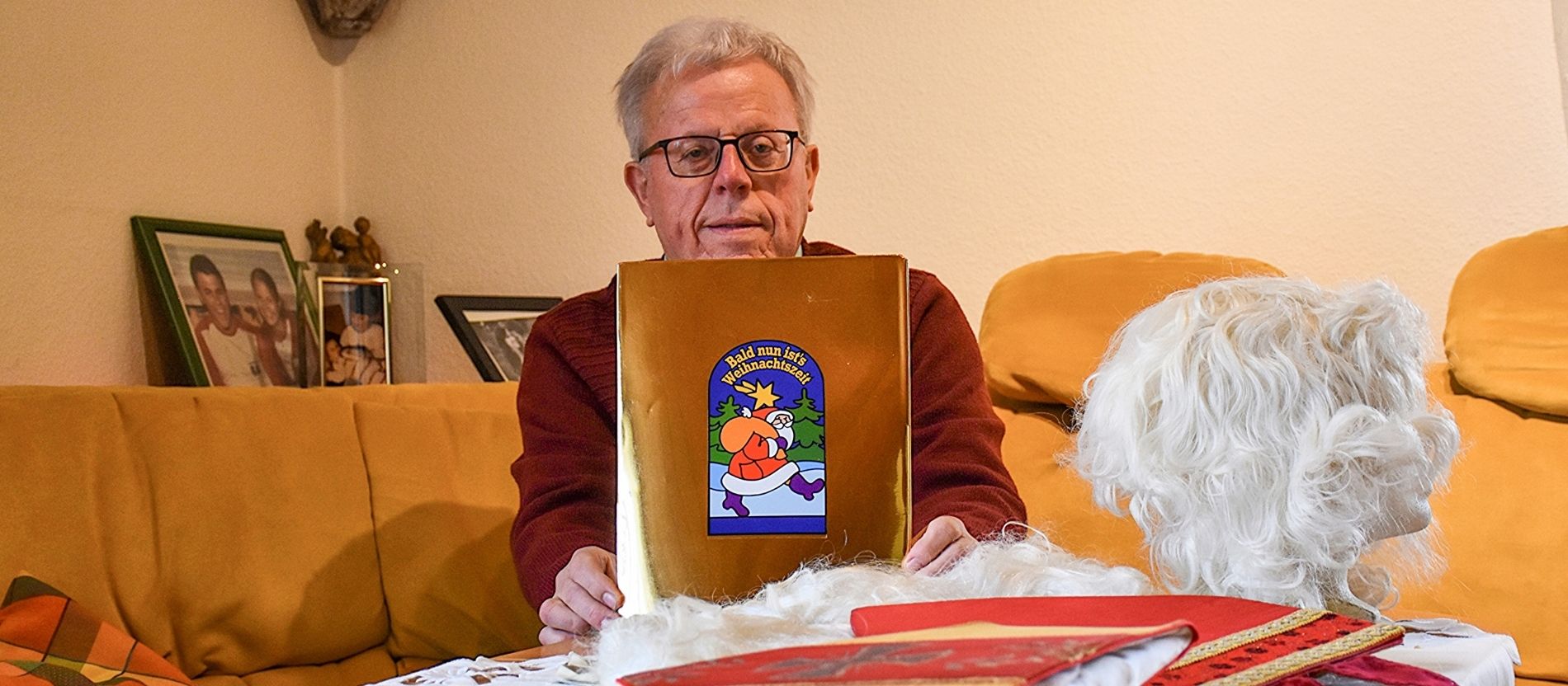 Anton Bachhuber zeigt sein Goldenes Buch und seine Nikolaus-Ausrüstung