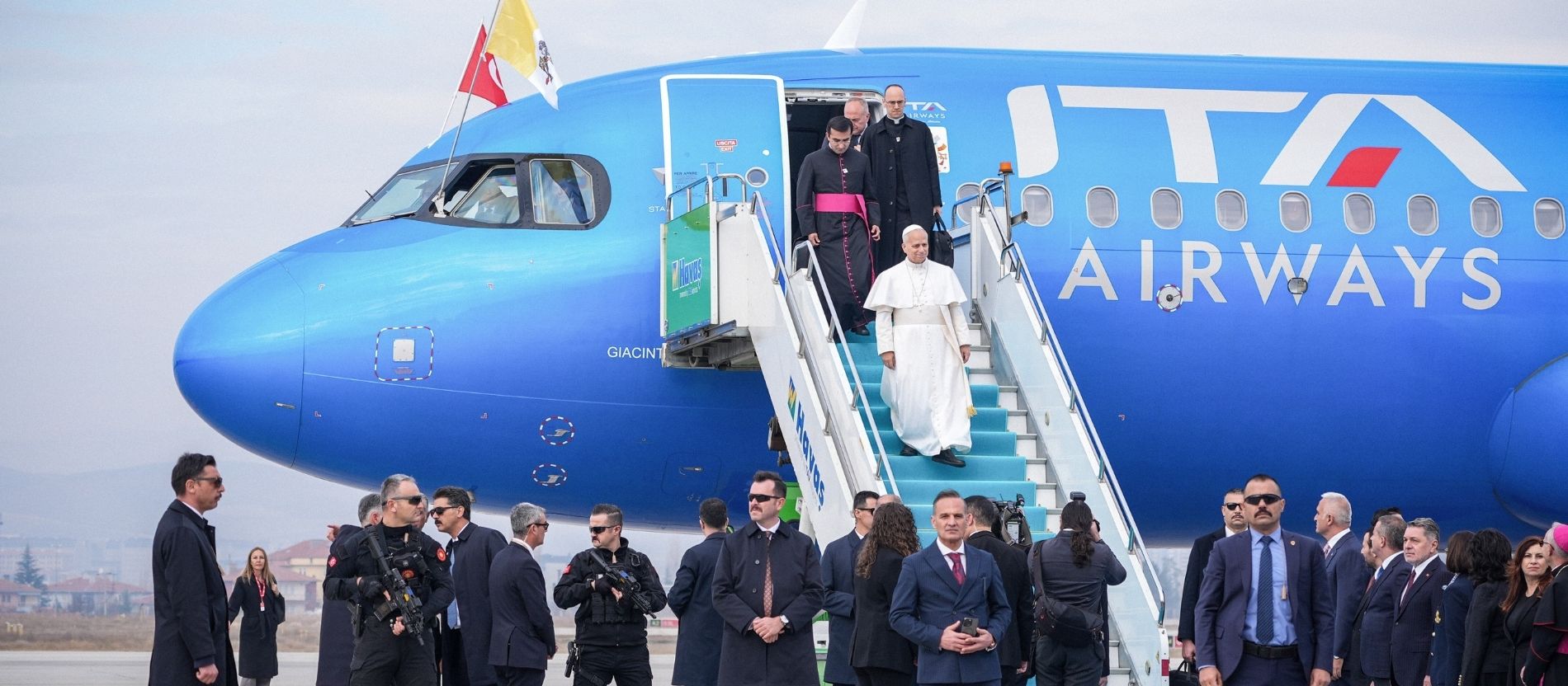 Papst Leo XIV. steigt aus einem Flugzeug