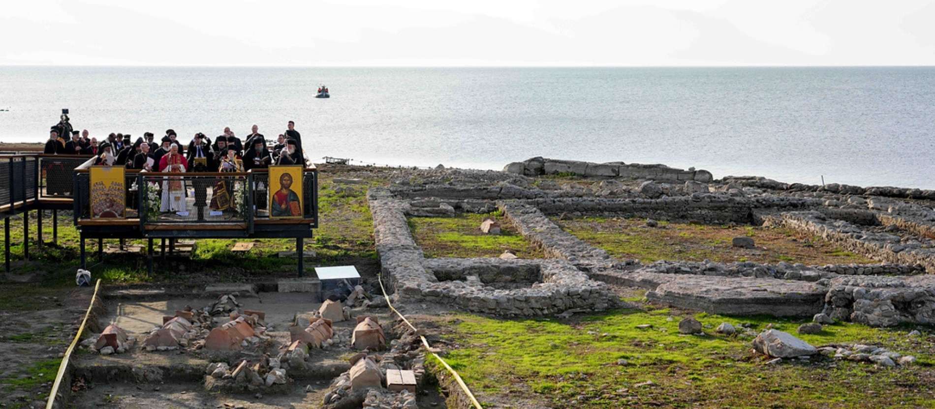 In der Nähe der archäologischen Ausgrabungen der antiken Basilika Sankt Neophyt in Iznik traf sich der Papst mit Vertretern aus anderen Konfessionen. 