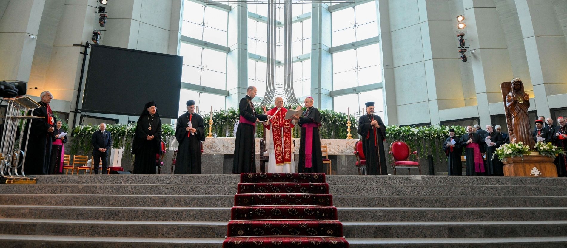 Papst Leo XIV. betet in der Basilika Unserer Lieben Frau vom Libanon in Harissa (Libanon)
