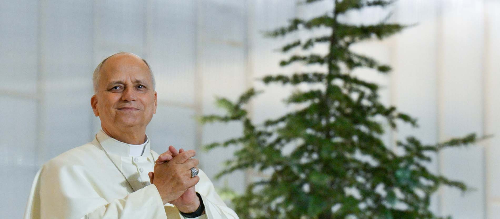 Papst Leo vor einem Tannenbaum