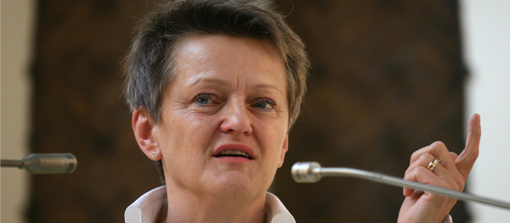Bundestagsabgeordnete Renate Künast (Grüne) am Mikrofon