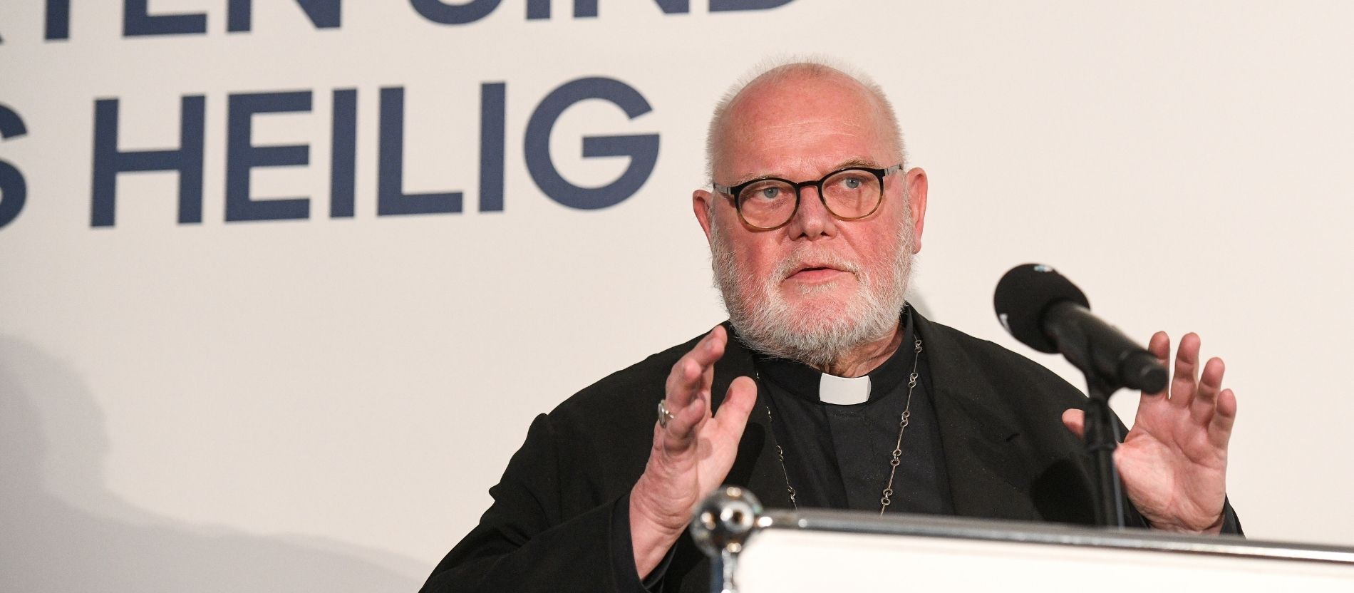 Kardinal Reinhard Marx spricht in ein Mikrofon