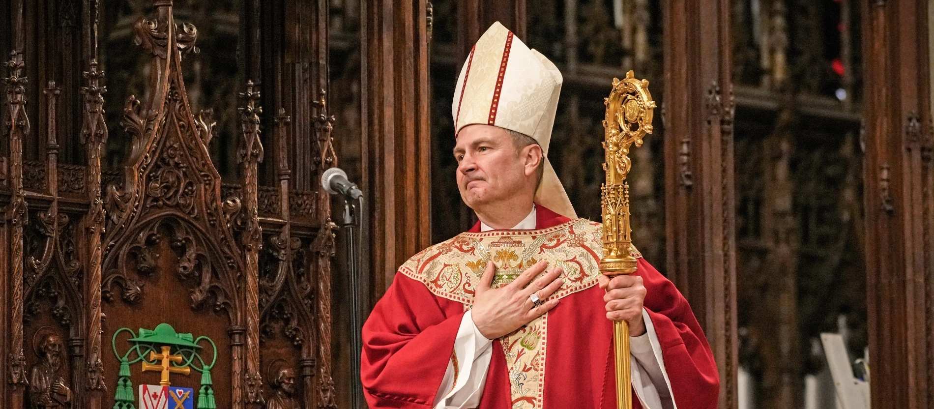 Erzbischof Ronald Hicks legt bei seiner Amtseinführung seine Hand auf sein Herz