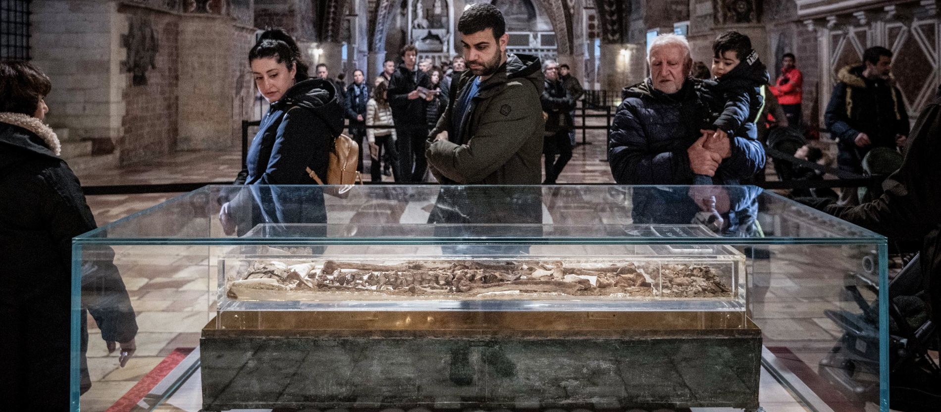 Pilger vor den Gebeinen des heiligen Franziskus von Assisi