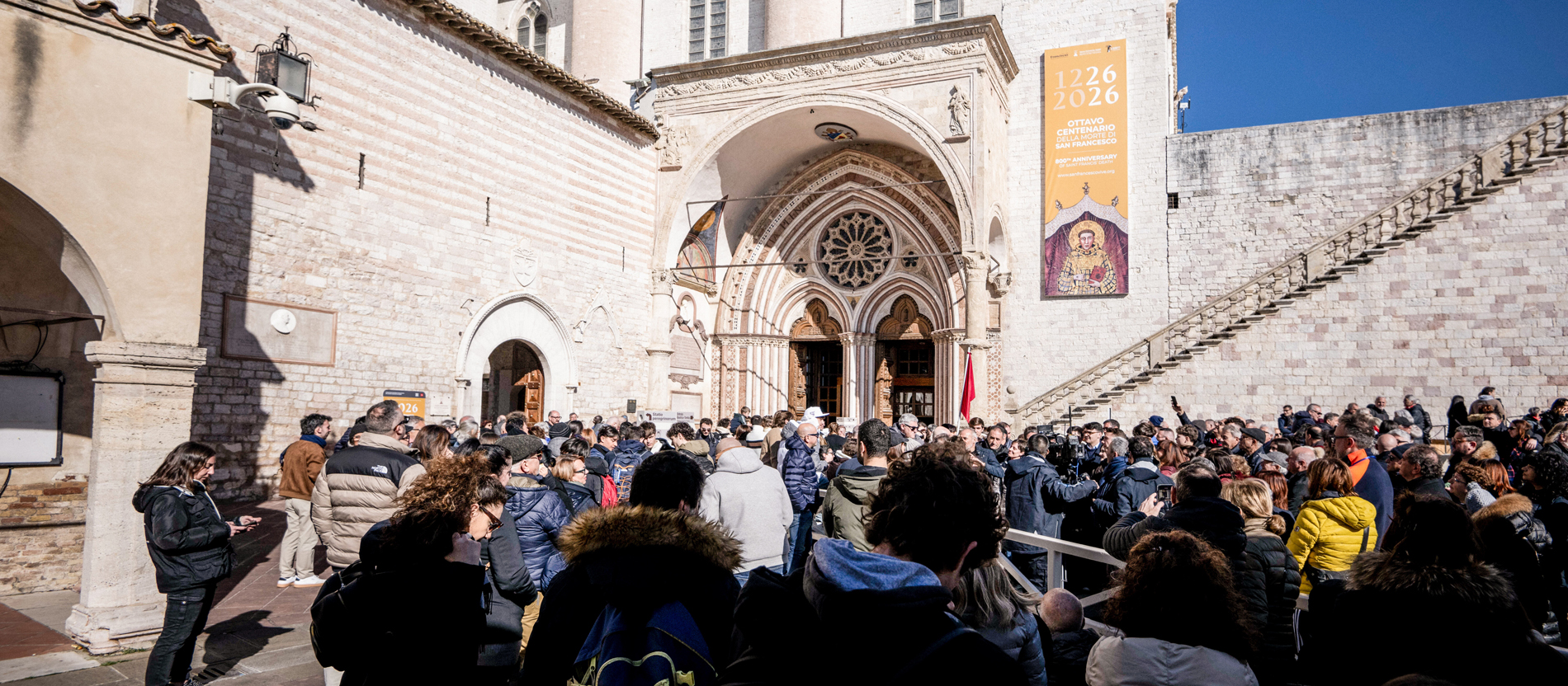 Pilger vor der Basilika San Francesco in Assisi