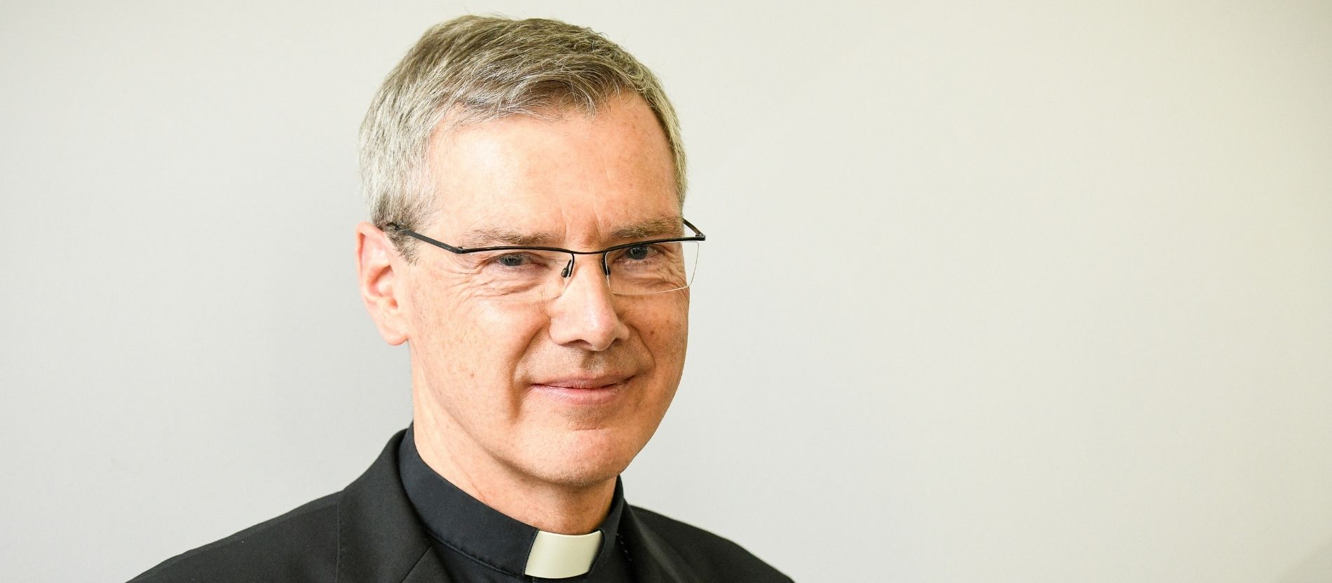 Bischof Heiner Wilmer lächelt in die Kamera