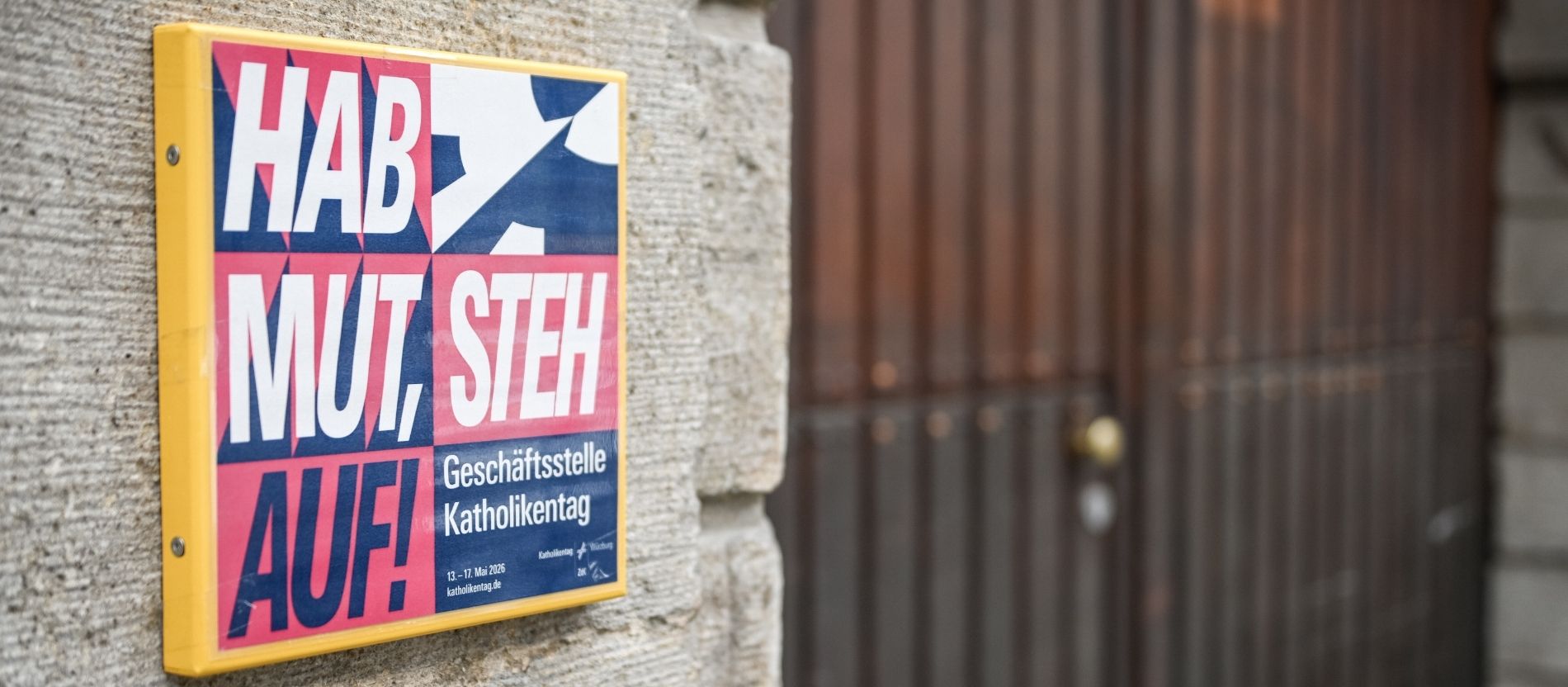 Ein Schild mit dem Leitspruch des Katholikentags "Hab Mut, steh auf!"
