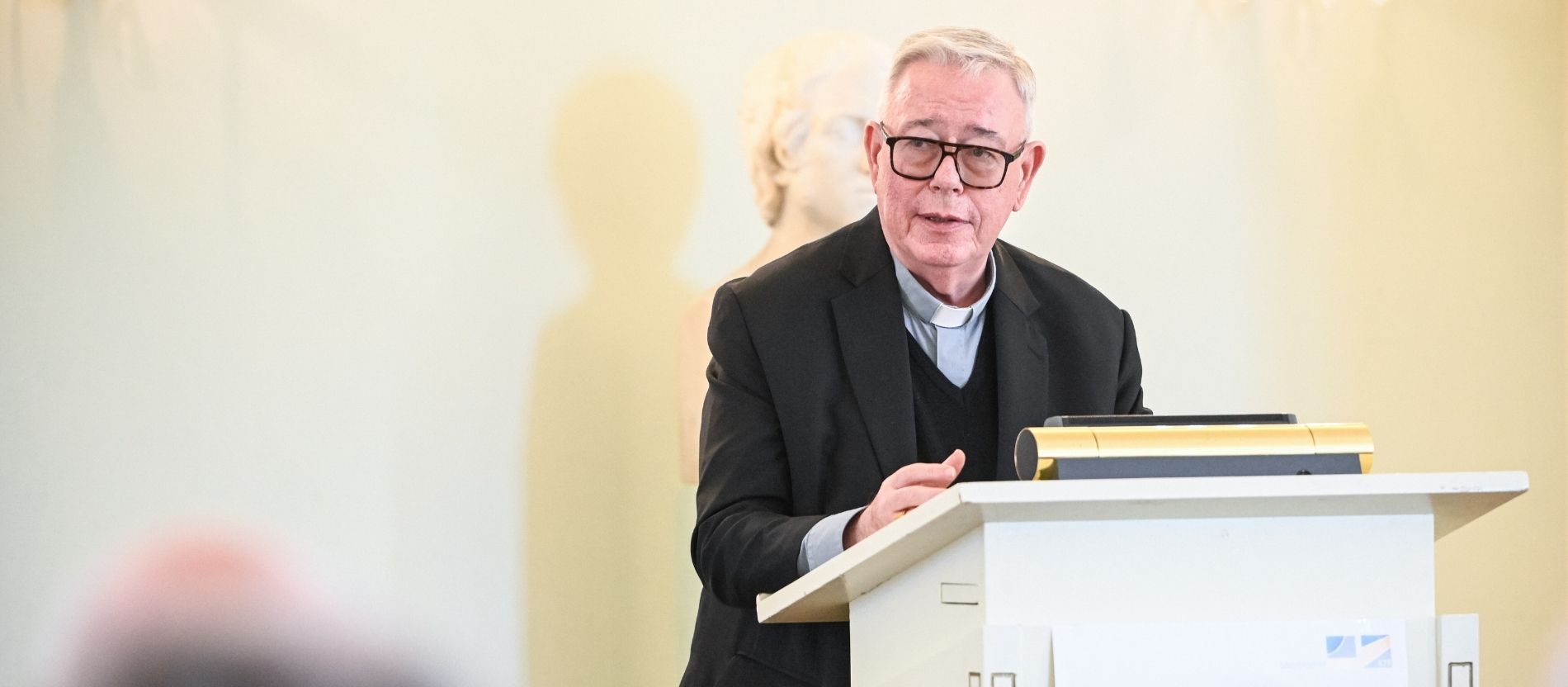Der Luxemburger Kardinal Jean-Claude Hollerich spricht bei einem Vortrag