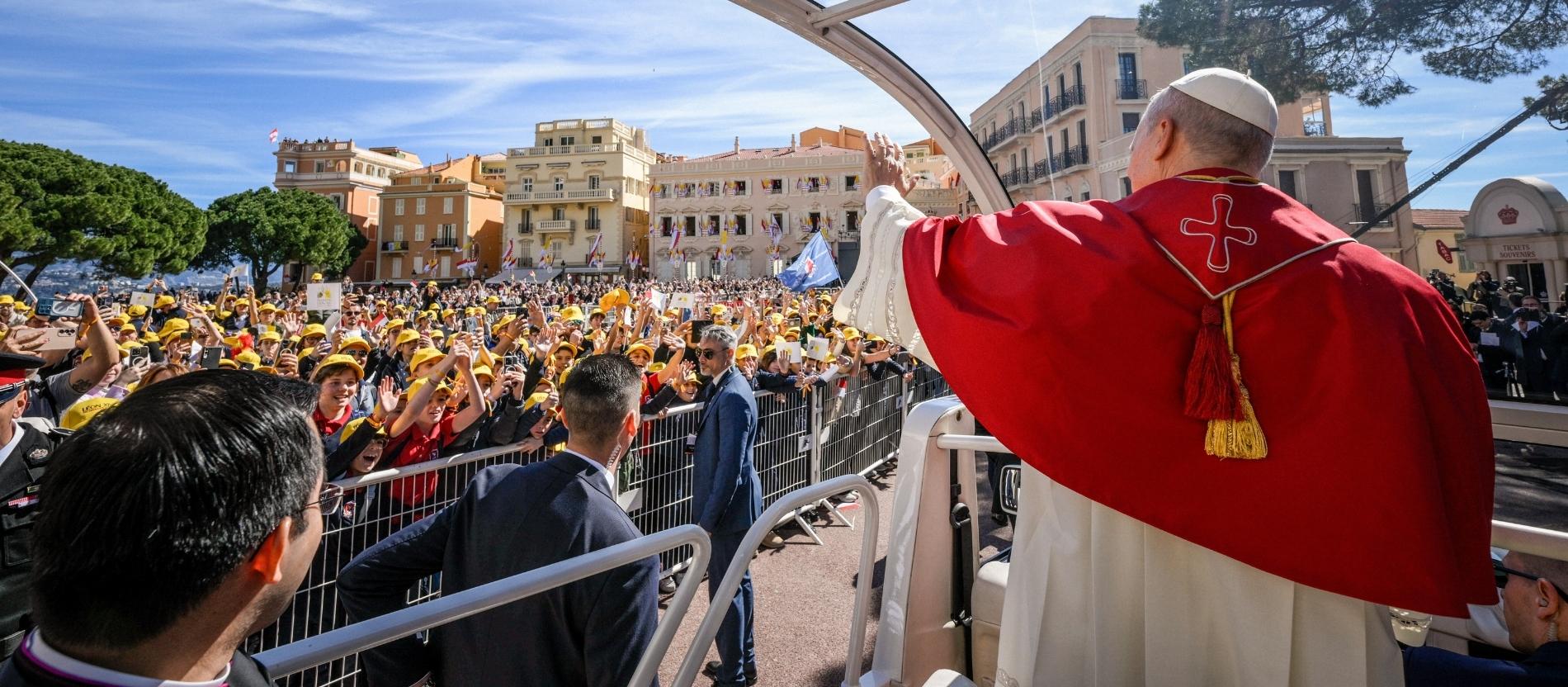 Papst Leo XIV. winkt den Menschen aus dem offenen Papamobil in Monaco