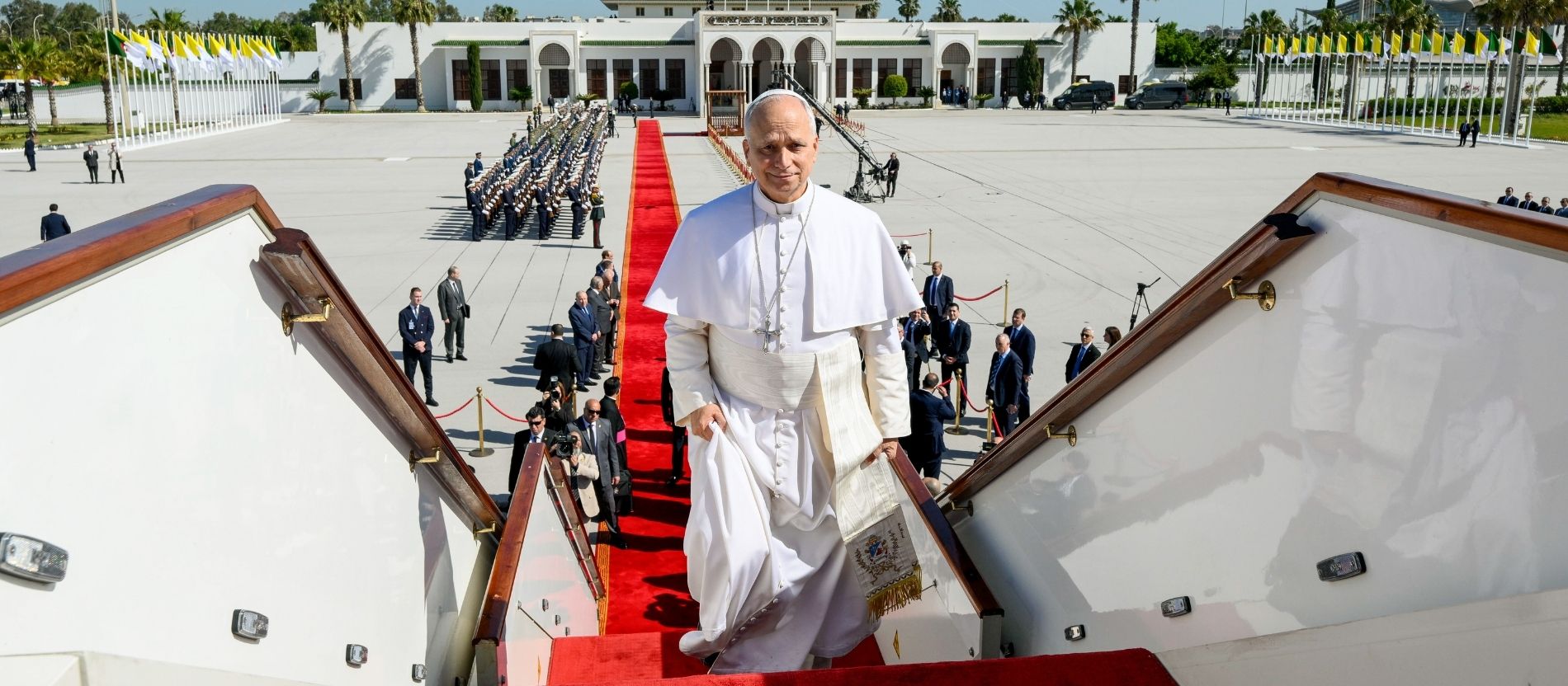Papst Leo XIV. auf dem Weg ins Flugzeug