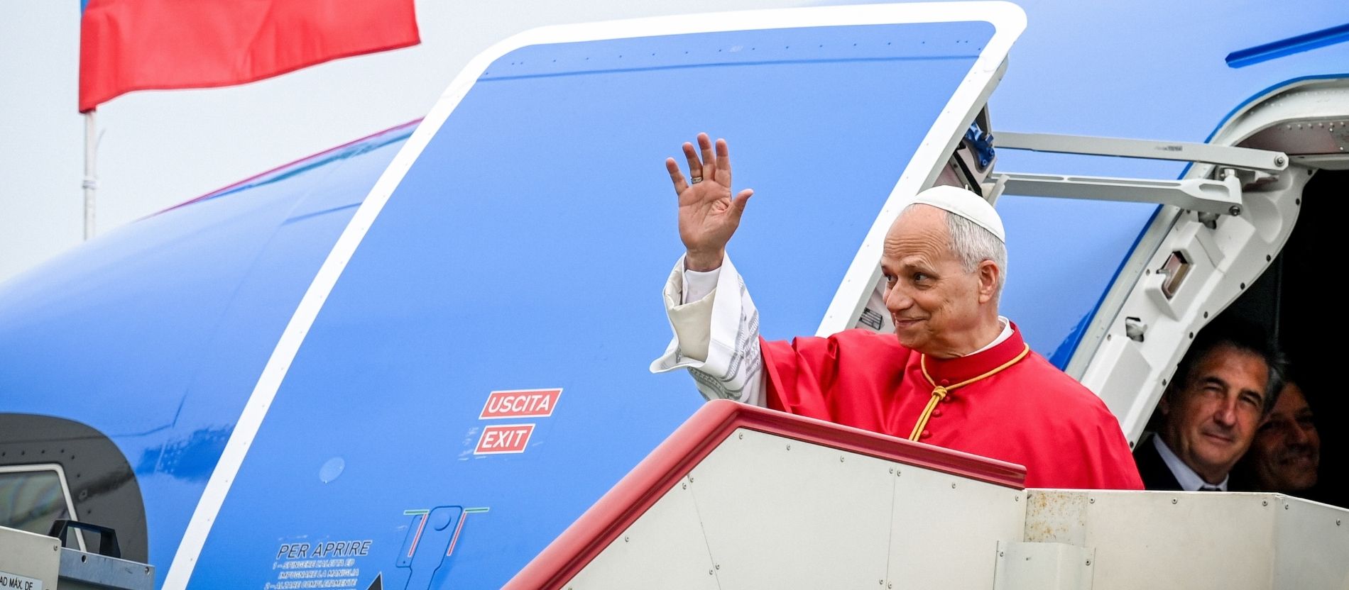 Papst Leo XIV. winkt aus einem Flugzeug