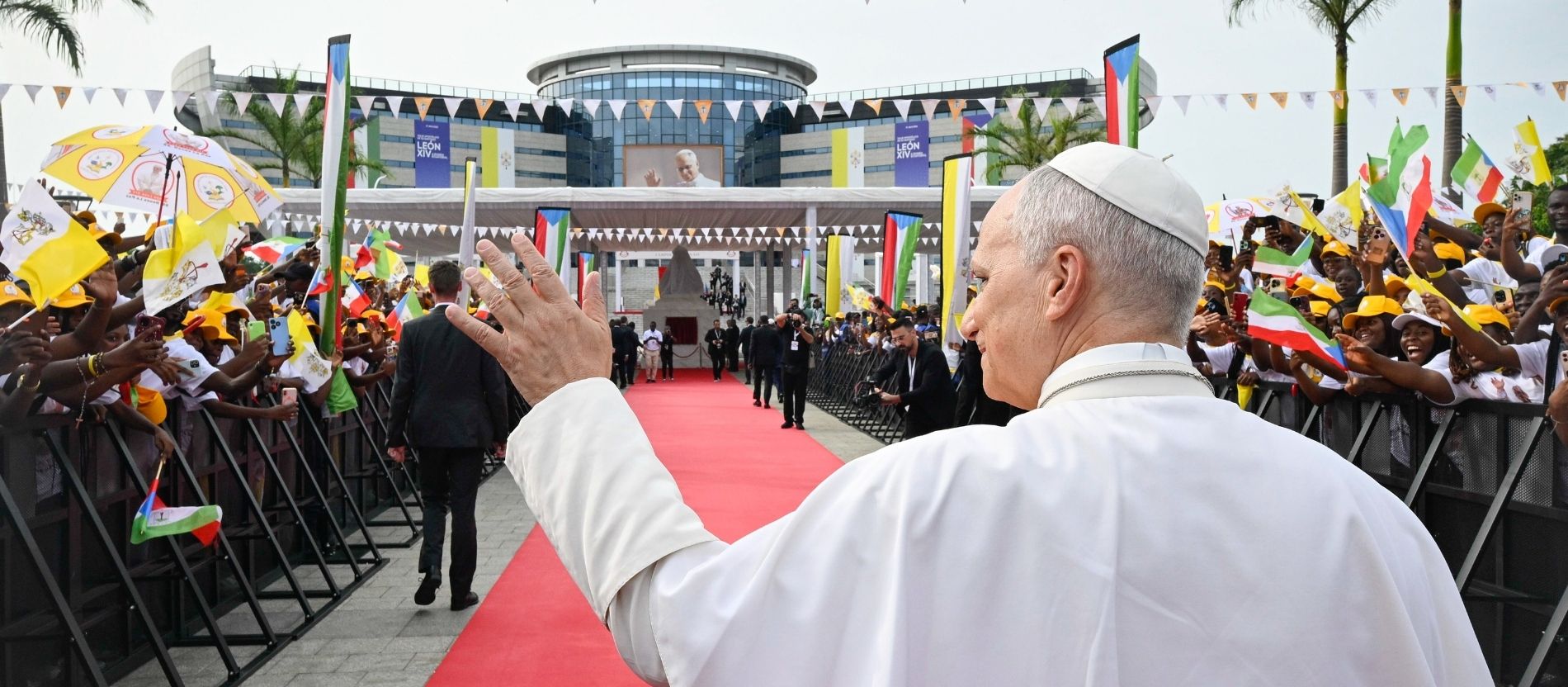 Papst Leo XIV. winkt beim Besuch der nationalen Universität in Malabo