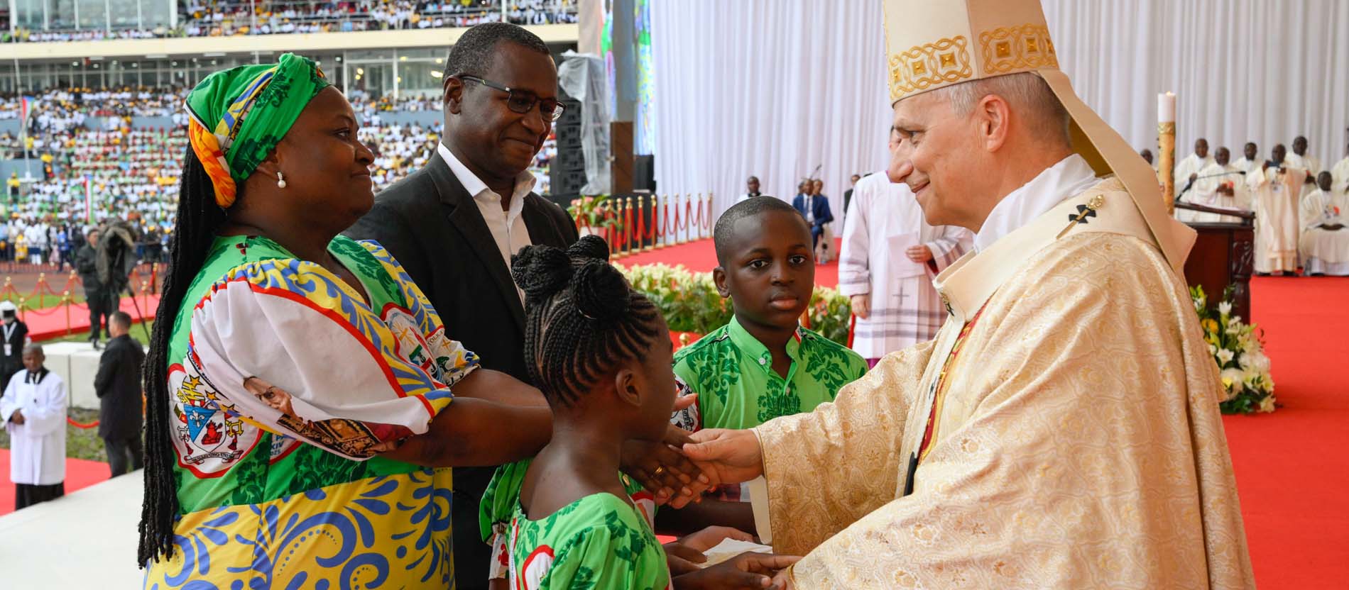 Papst Leo XIV. nimmt Gaben entgegen bei einem Gottesdienst am 23. April 2026 im Stadion von Malabo (Äquatorialguinea).