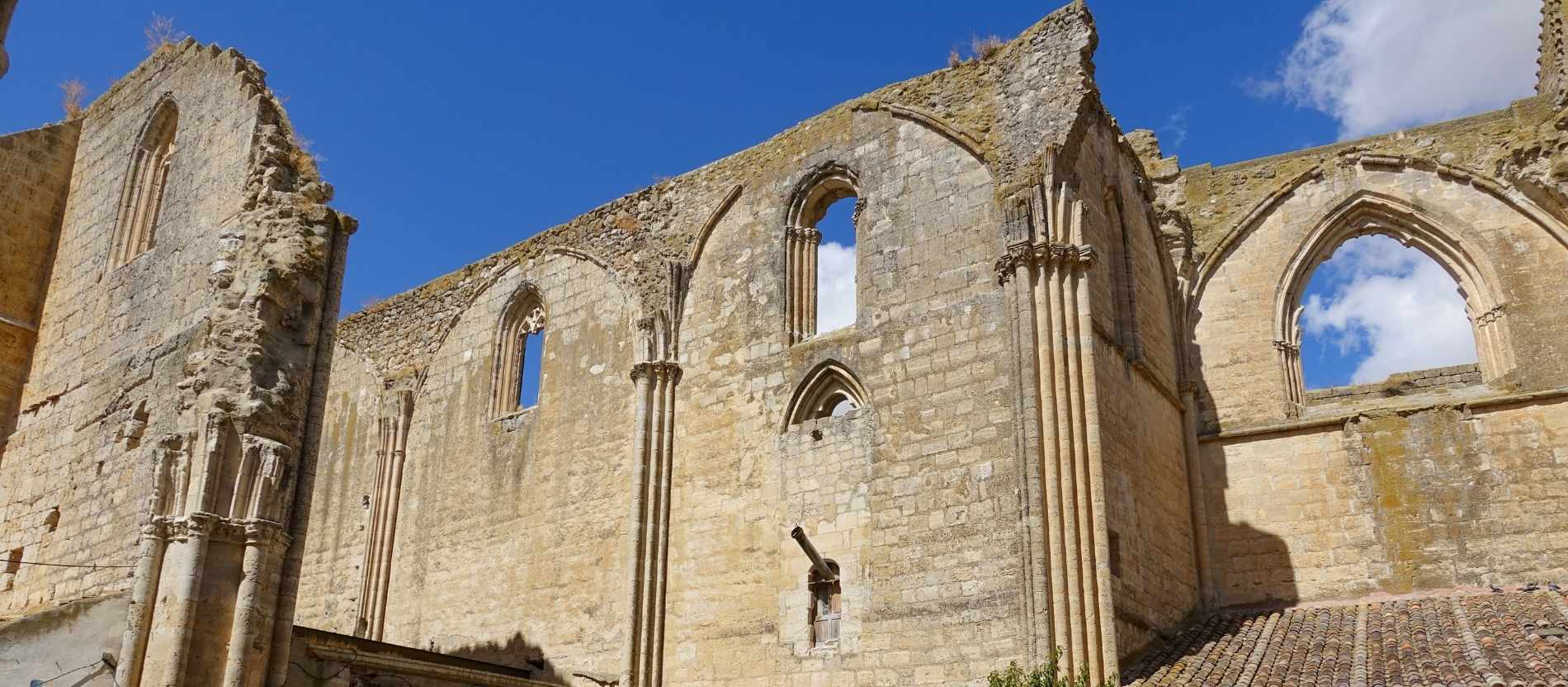 Die Ruinen eines verfallenen Klosters in Spanien