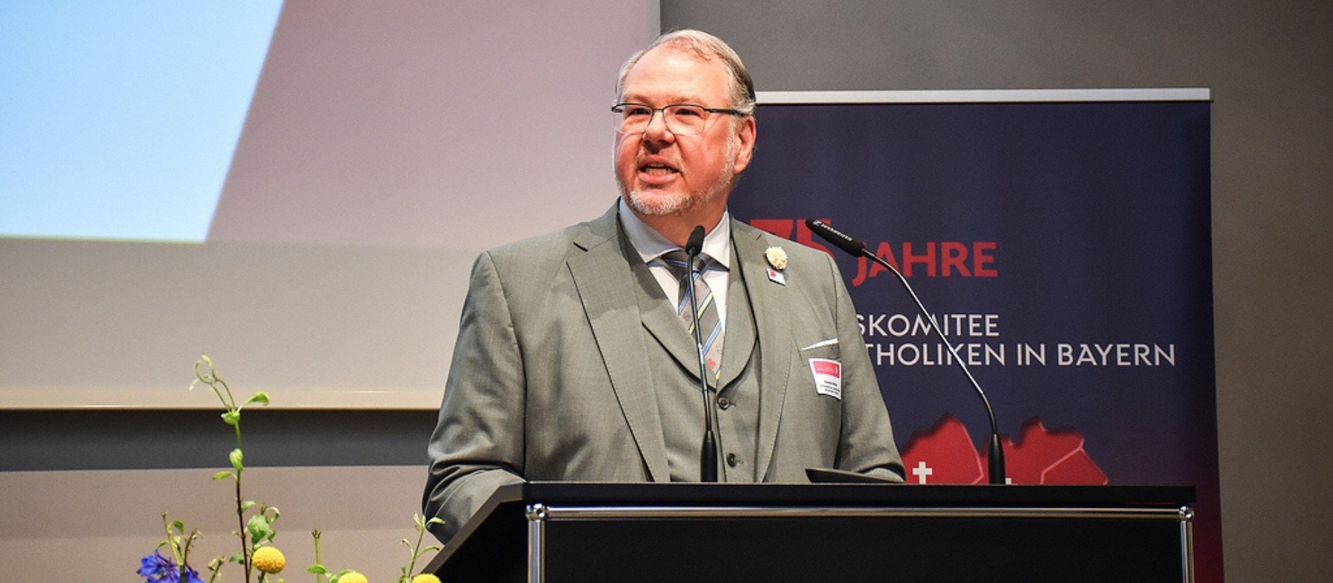 Christian Gärtner, Vorsitzender des Landeskomitees der Katholiken in Bayern, spricht in ein Mikrofon.