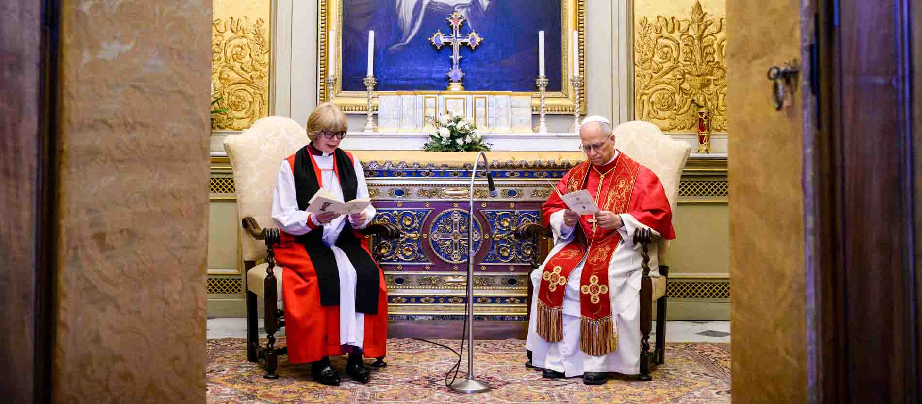 Sarah Elisabeth Mullally, Erzbischöfin von Canterbury, und Papst Leo XIV. beten gemeinsam am 27. April 2026 im Vatikan.