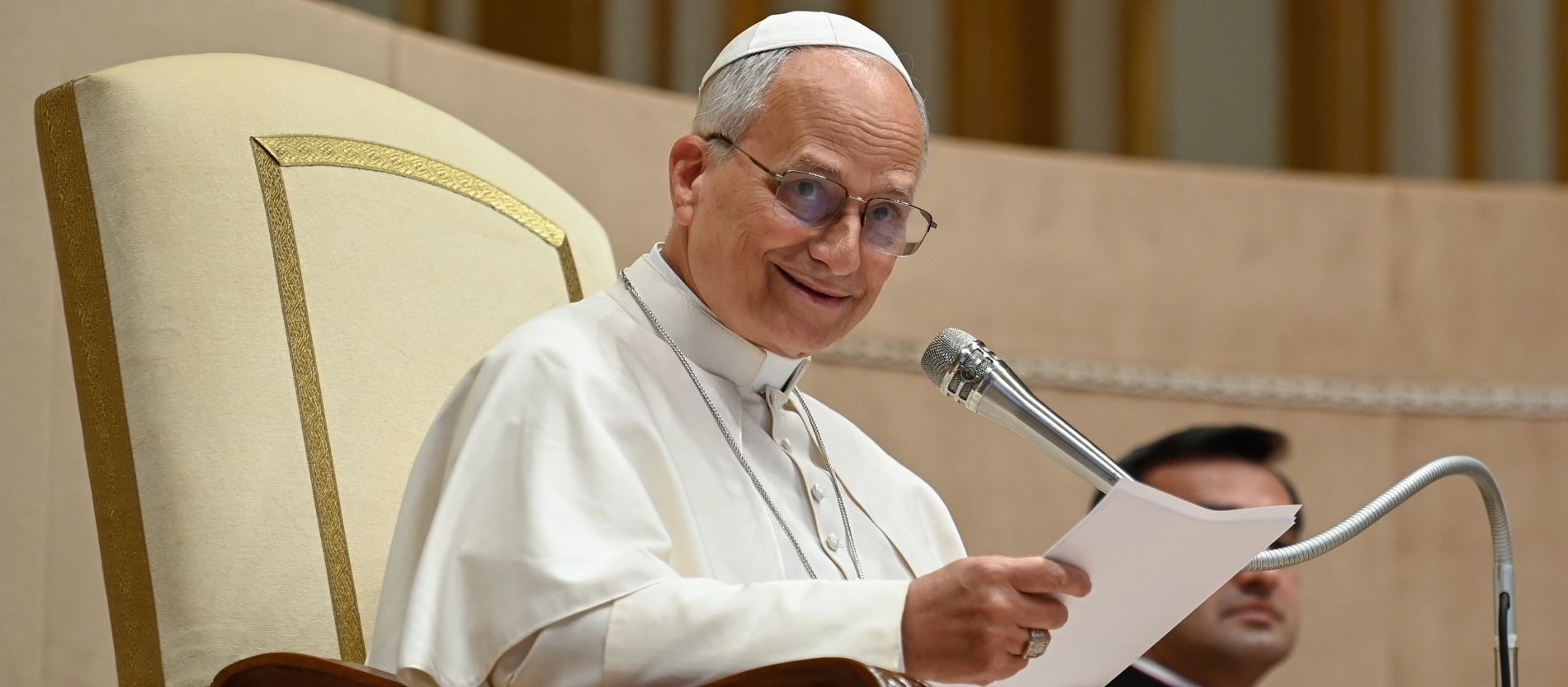 Papst Leo XIV. spricht bei einer Audienz