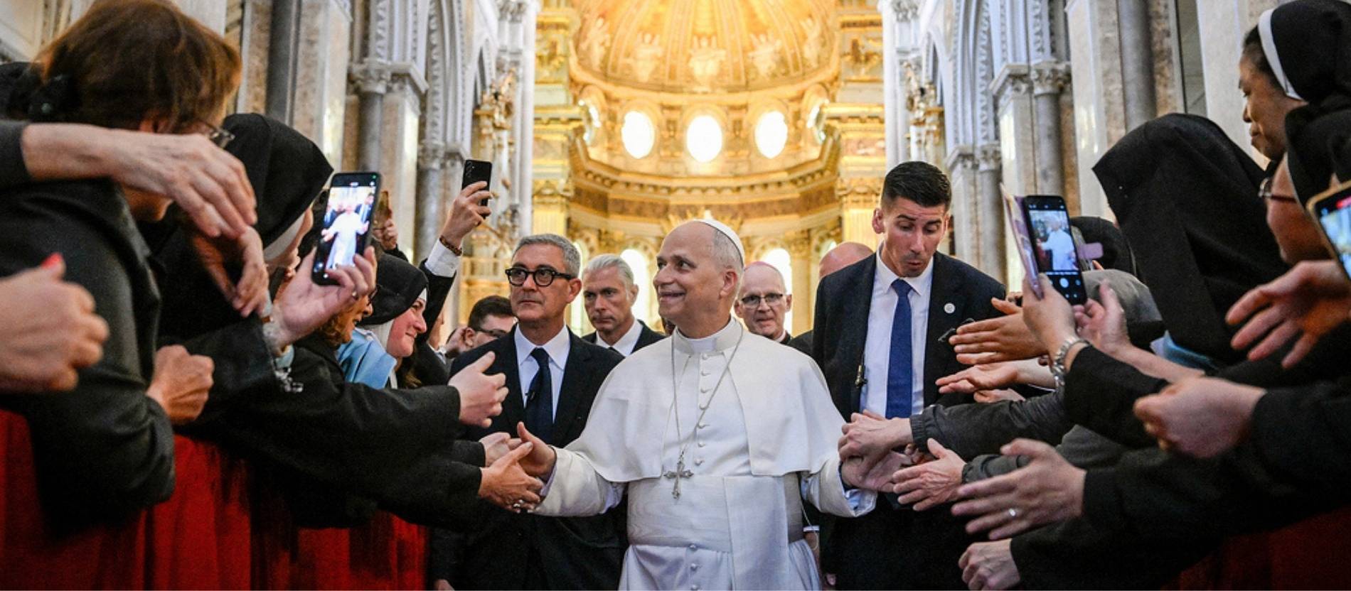 Viele Handykameras sind auf Papst Leo gerichtet. 