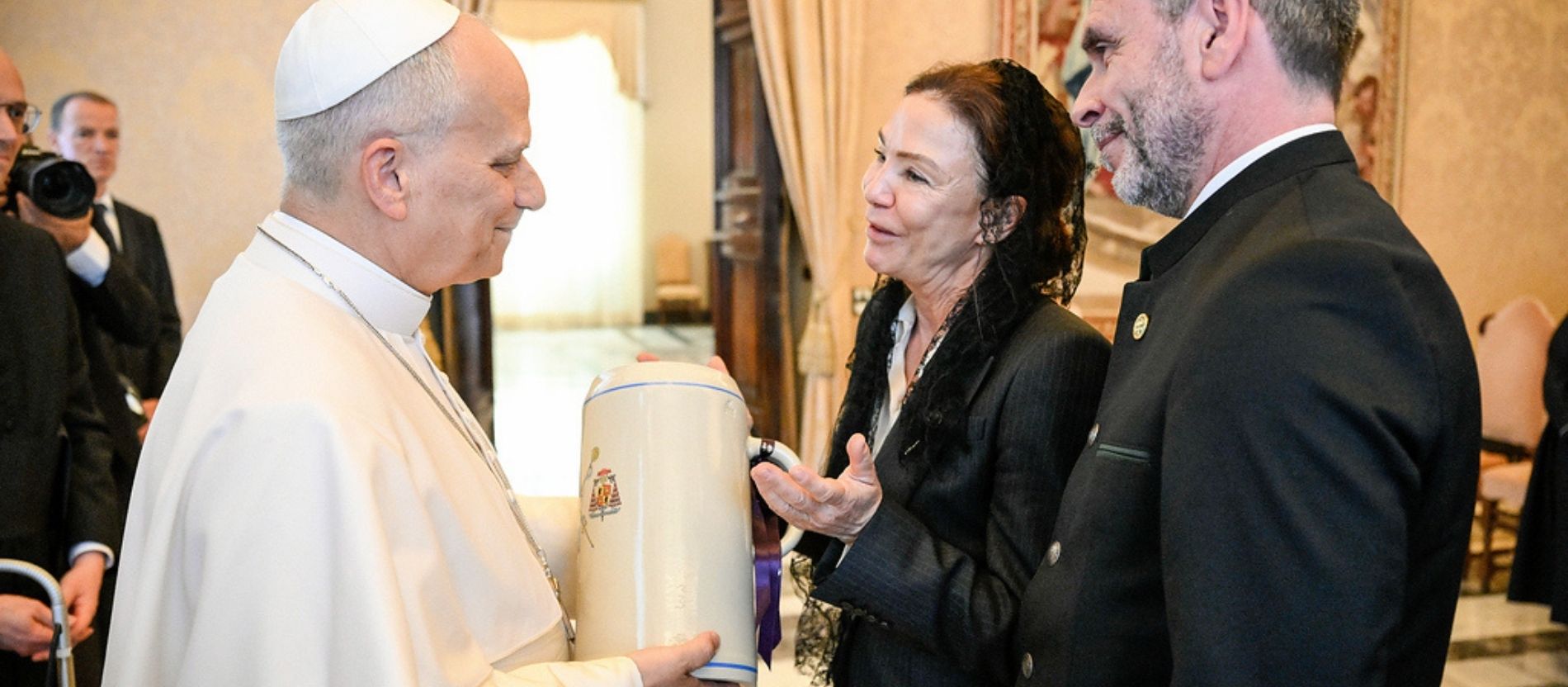Papst Leo XIV. empfängt Mitarbeiter des bayerischen Bierherstellers Augustiner-Bräu.