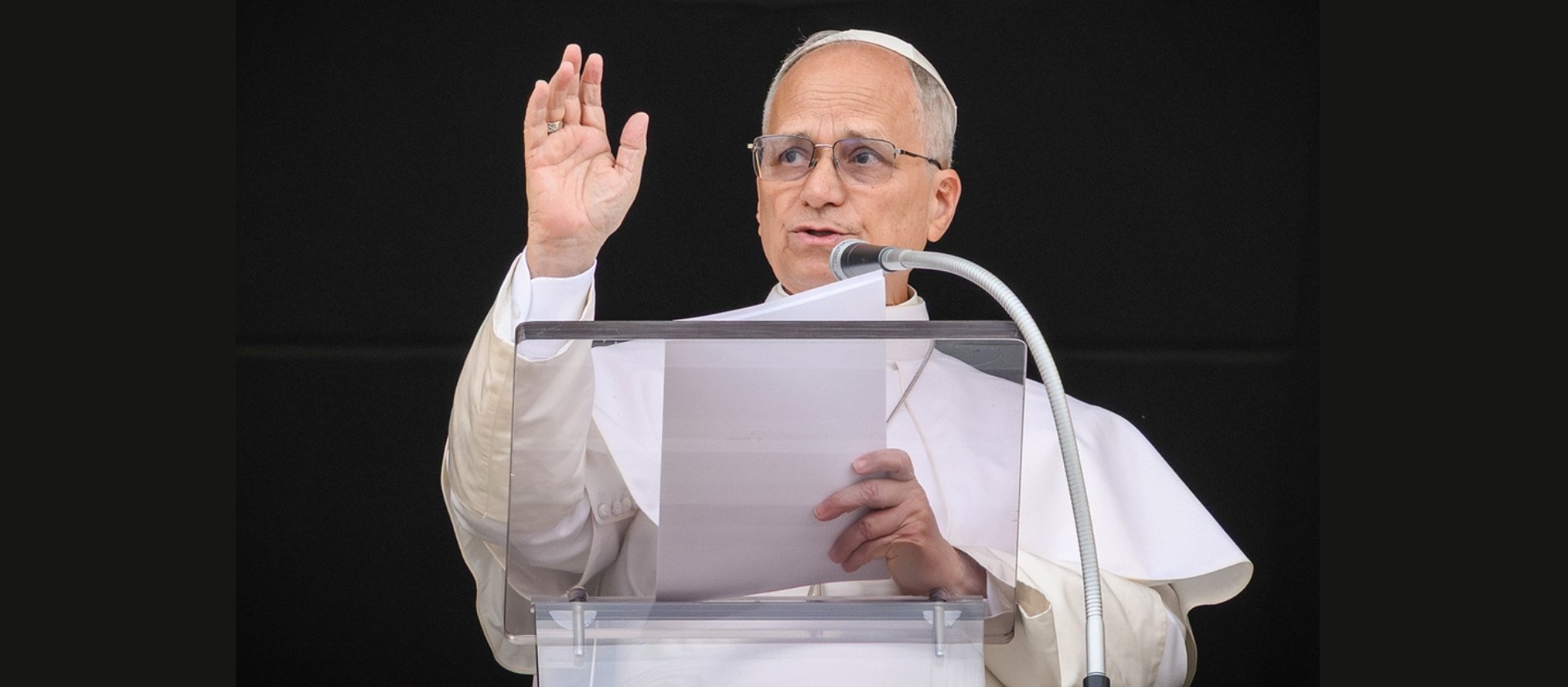 Papst Leo XIV. winkt beim Angelus am Fenster des Apostolischen Palastes.