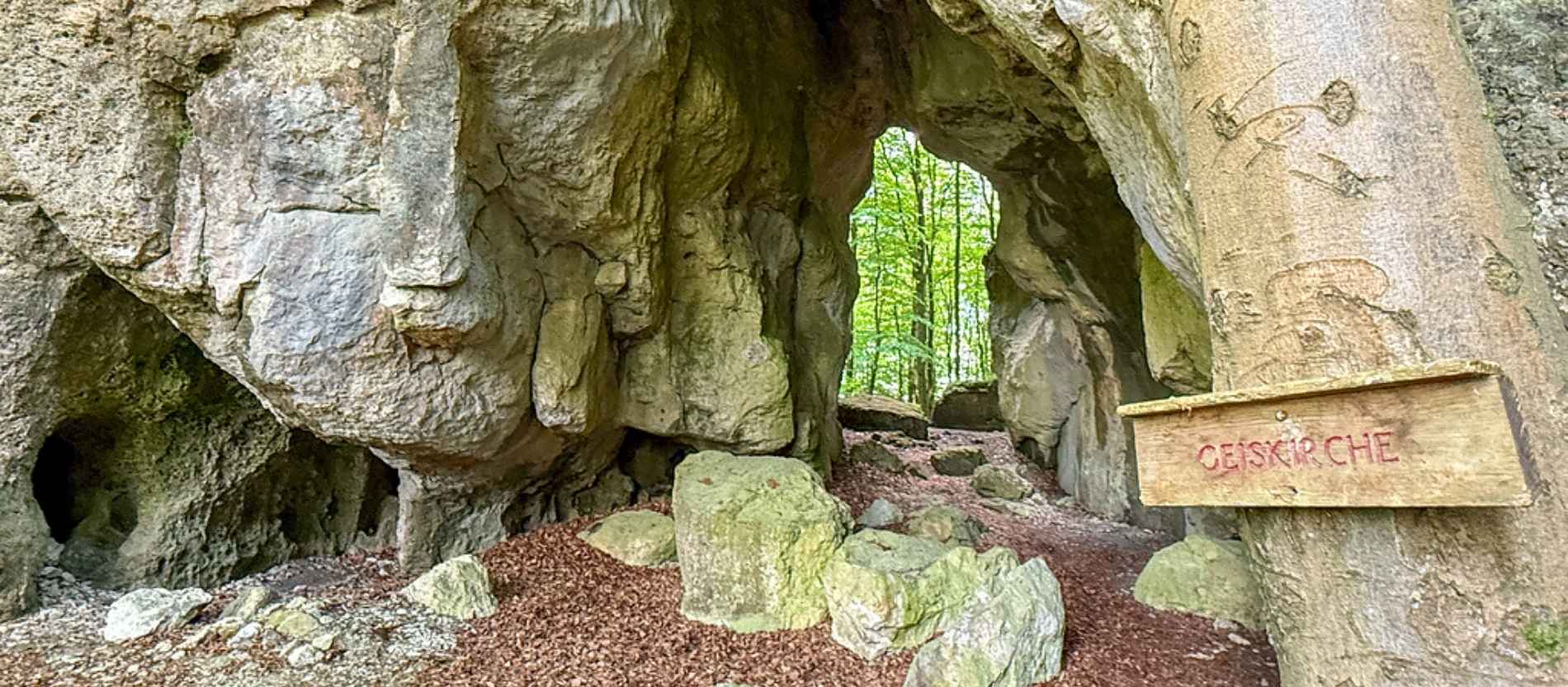 Die Felsformation Geiskirche liegt mitten im Wald in der Fränkischen Schweiz.