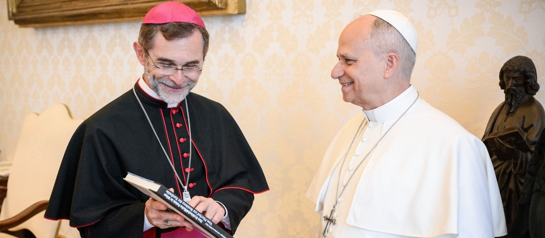 Der Wiener Erzbischof Josef Grünwidl präsentiert Papst Leo XIV. ein Buch