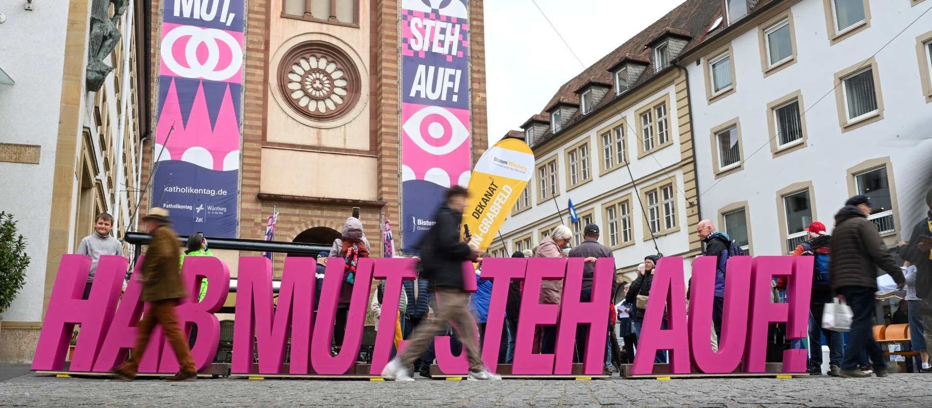Der Schriftzug "Hab Mut, steh auf" steht vor dem Würzburger Kiliansdom