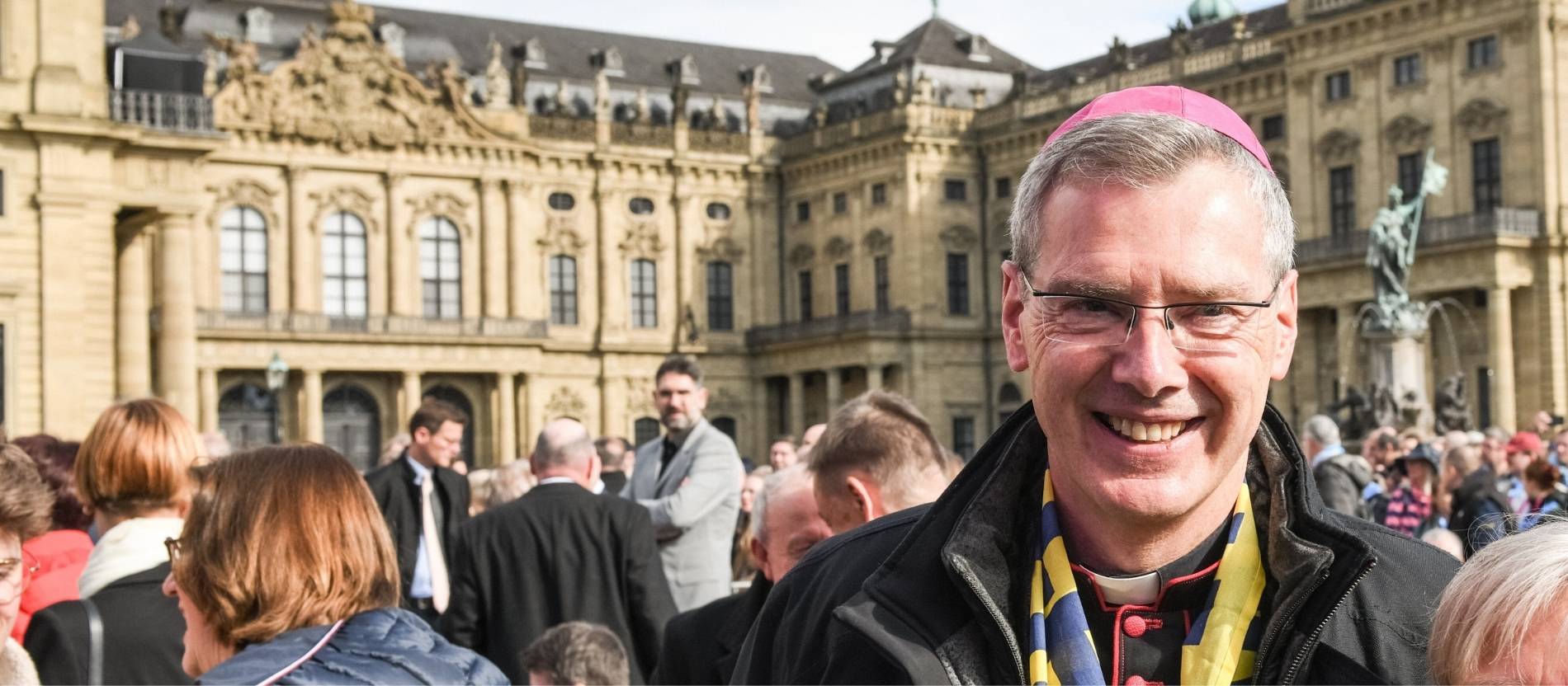 Bischof Heiner Wilmer in der Menschenmenge am Katholikentag. 