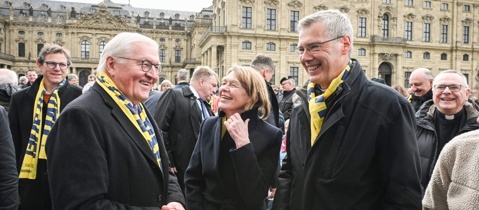 Frank-Walter Steinmeier, Elke Büdenbender und Bischof Heiner Wilmer lachen gemeinsam auf dem Katholikentag